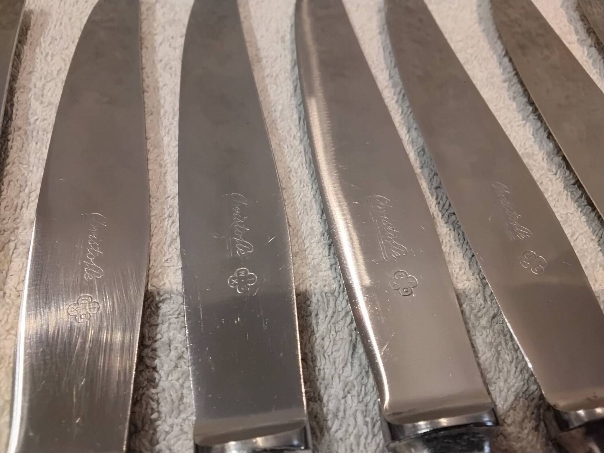 12 silver-plated table knives by Christofle Vendôme, 24.6cm