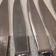 12 silver-plated table knives by Christofle Vendôme, 24.6cm