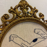 Broderie encadrée