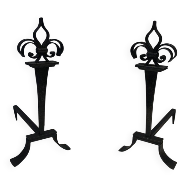 Importante Paire de Chenets en Fer Forgé à Flambeaux en Fleur de Lys Hérald