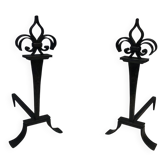 Importante Paire de Chenets en Fer Forgé à Flambeaux en Fleur de Lys Hérald
