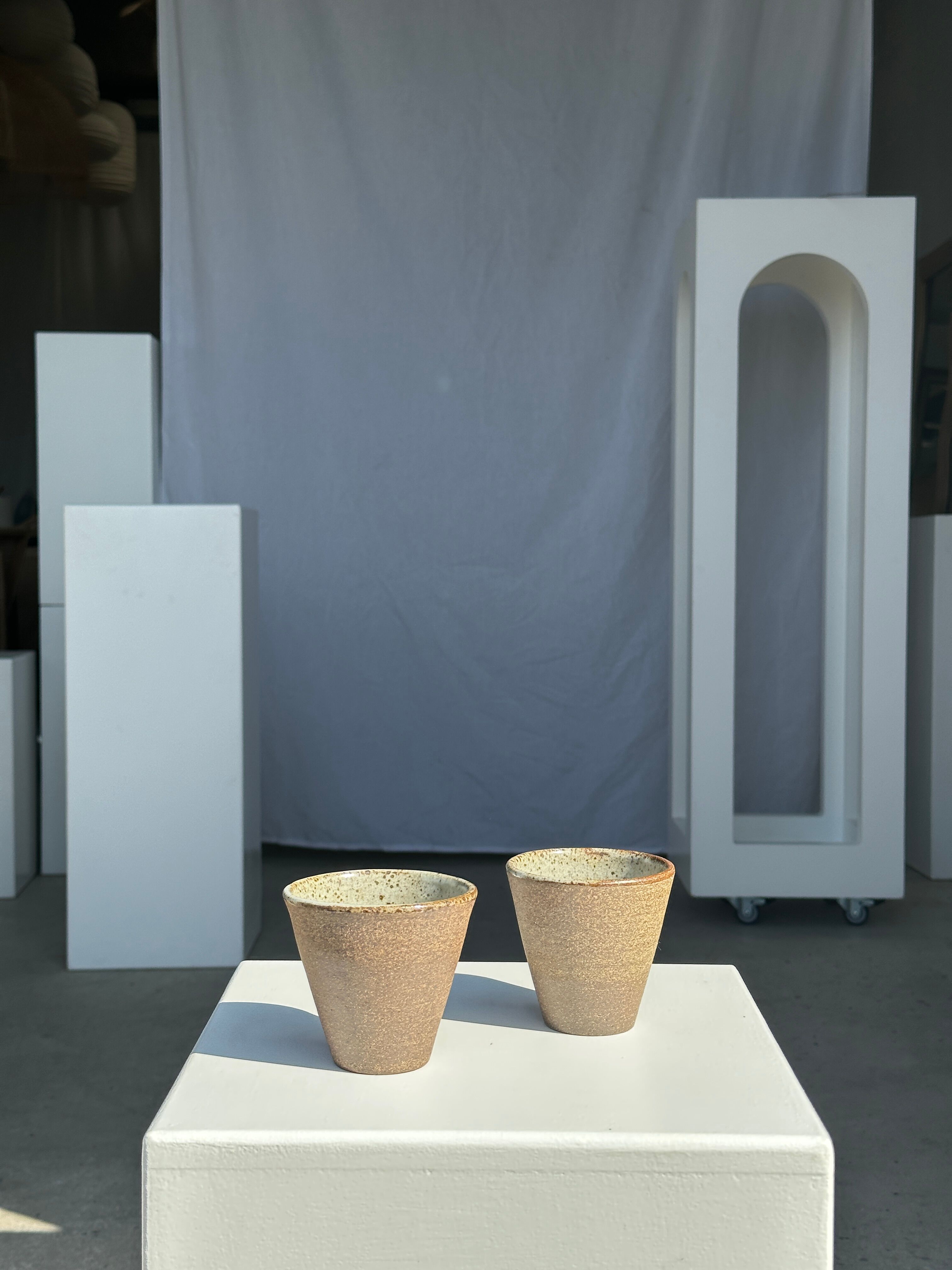 Lot de 2 tasses / mug en céramique indonésienne (mat brun)