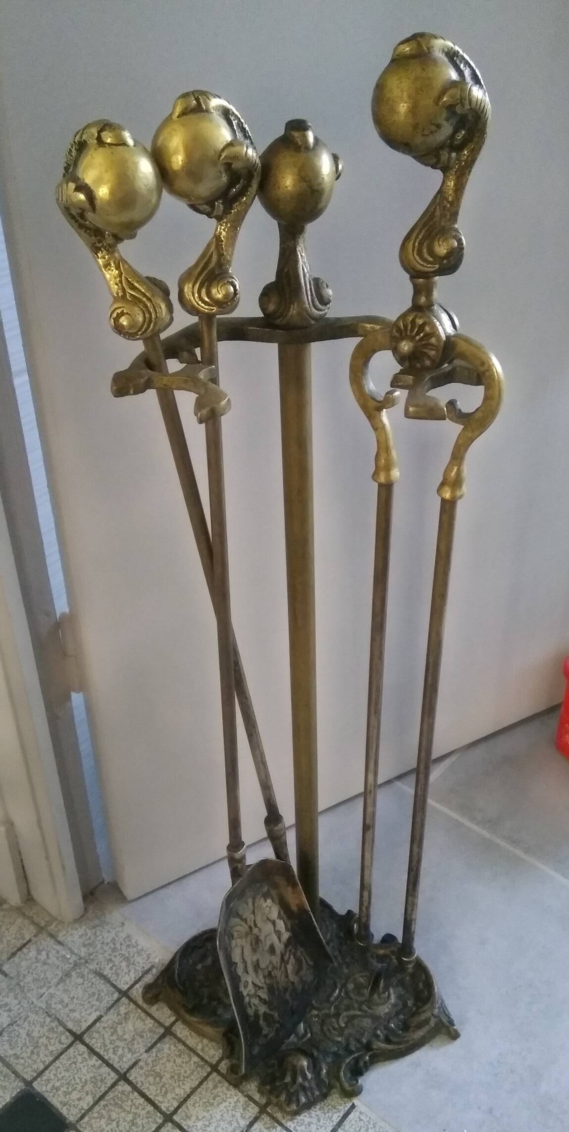 Bronze fireplace servant with eagle claws and raptor claws