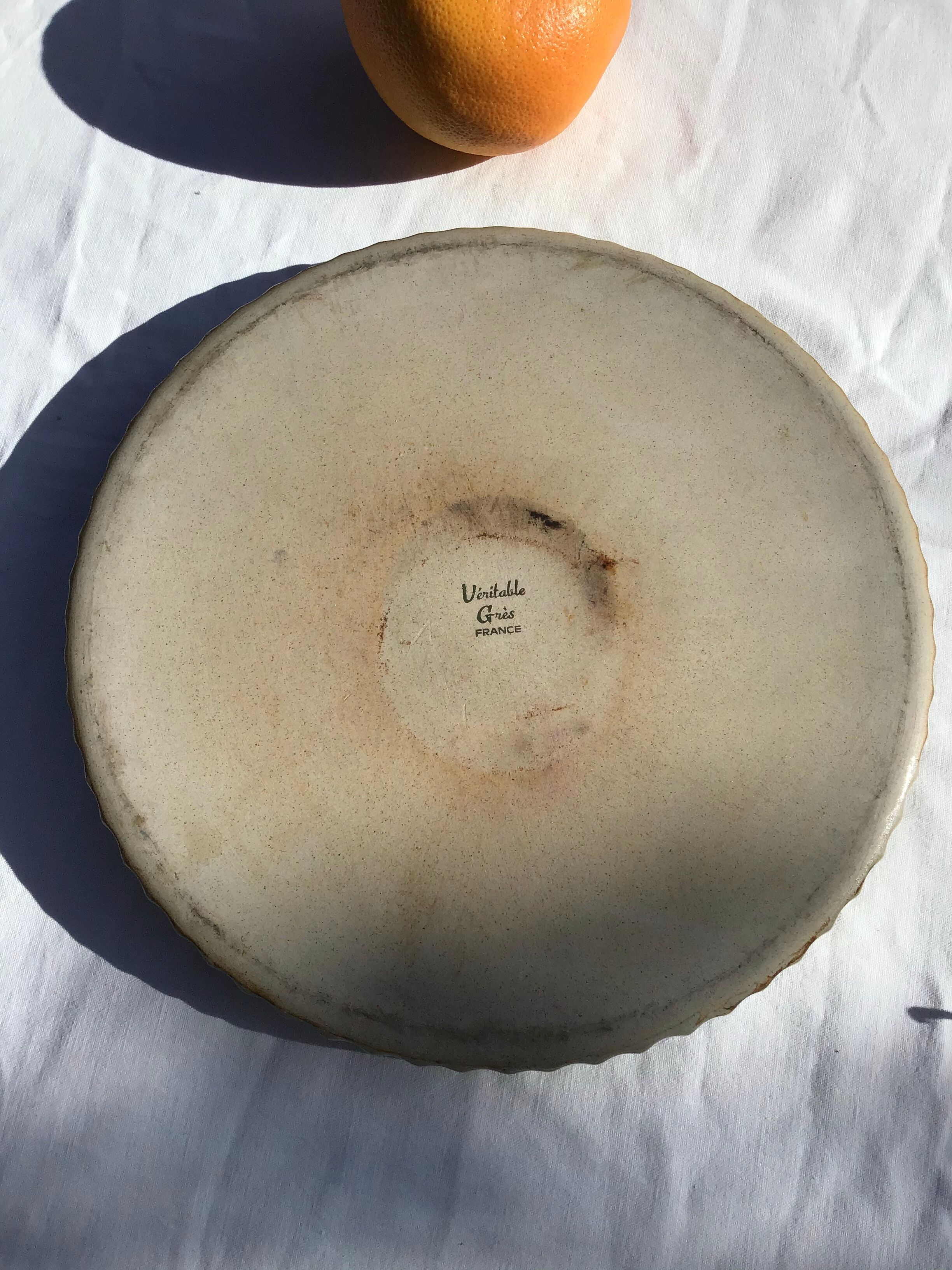 Flat pie beige khaki leaf pattern