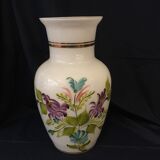 Vase en opaline blanche decor floral