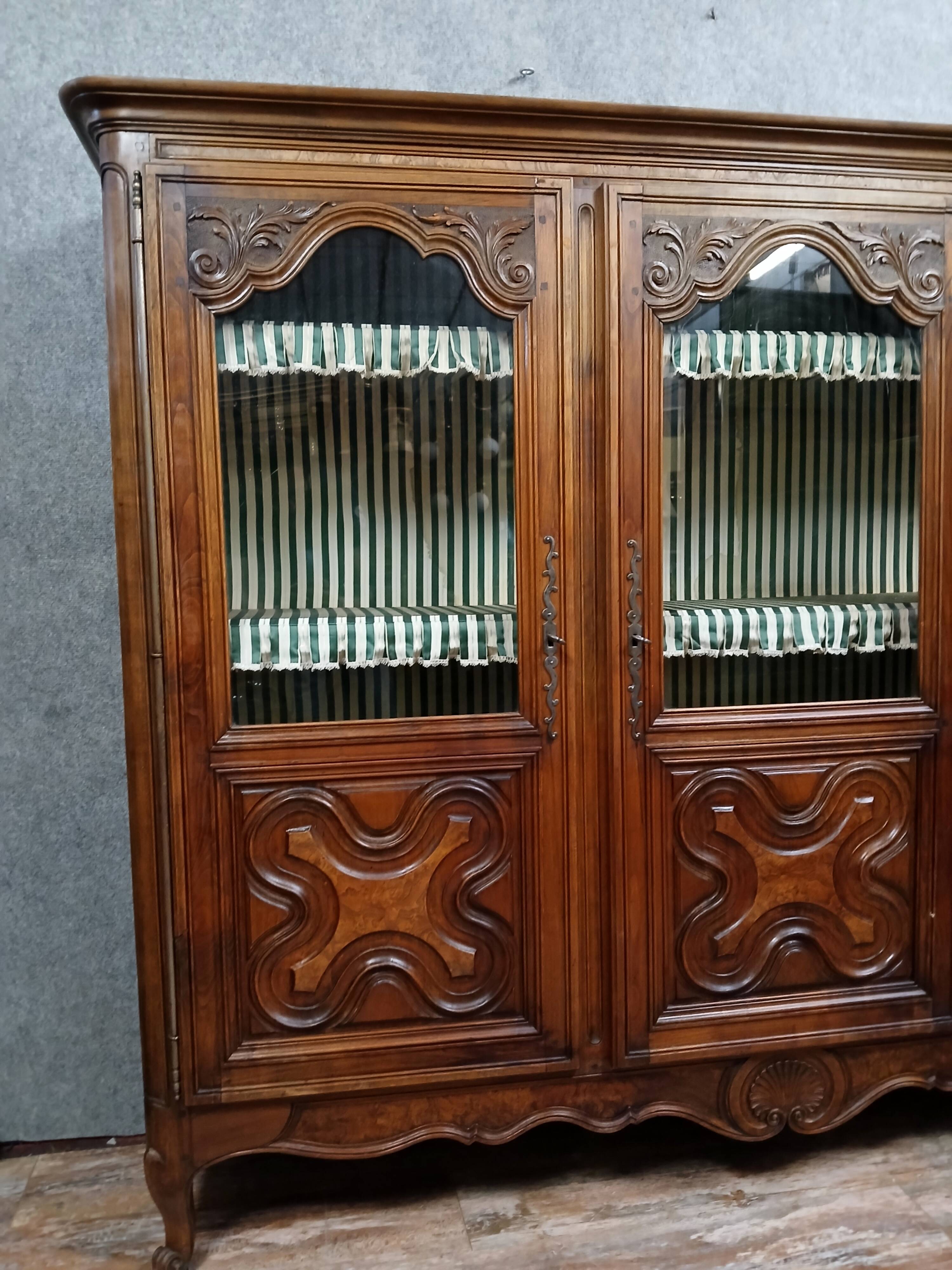 Louis XV style bookcase in walnut circa 1850-1880