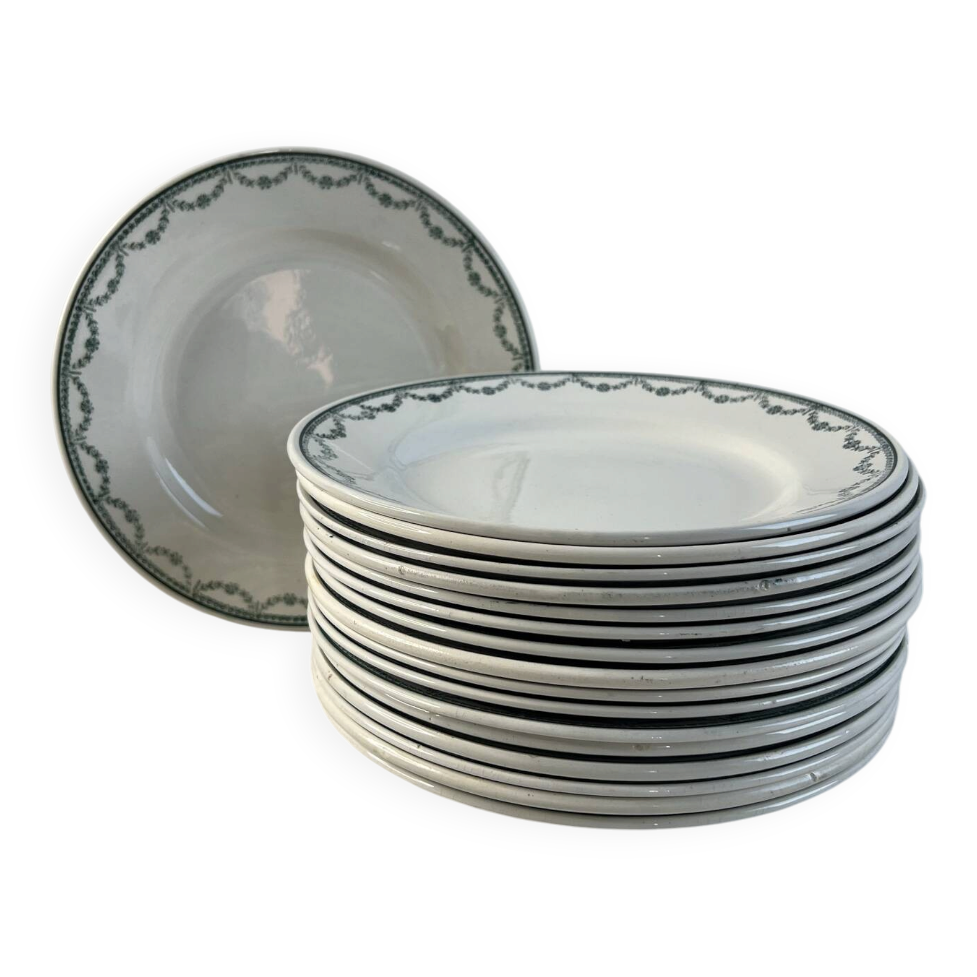 Set of 17 flat plates in Saint Amand earthenware, 22.5cm.