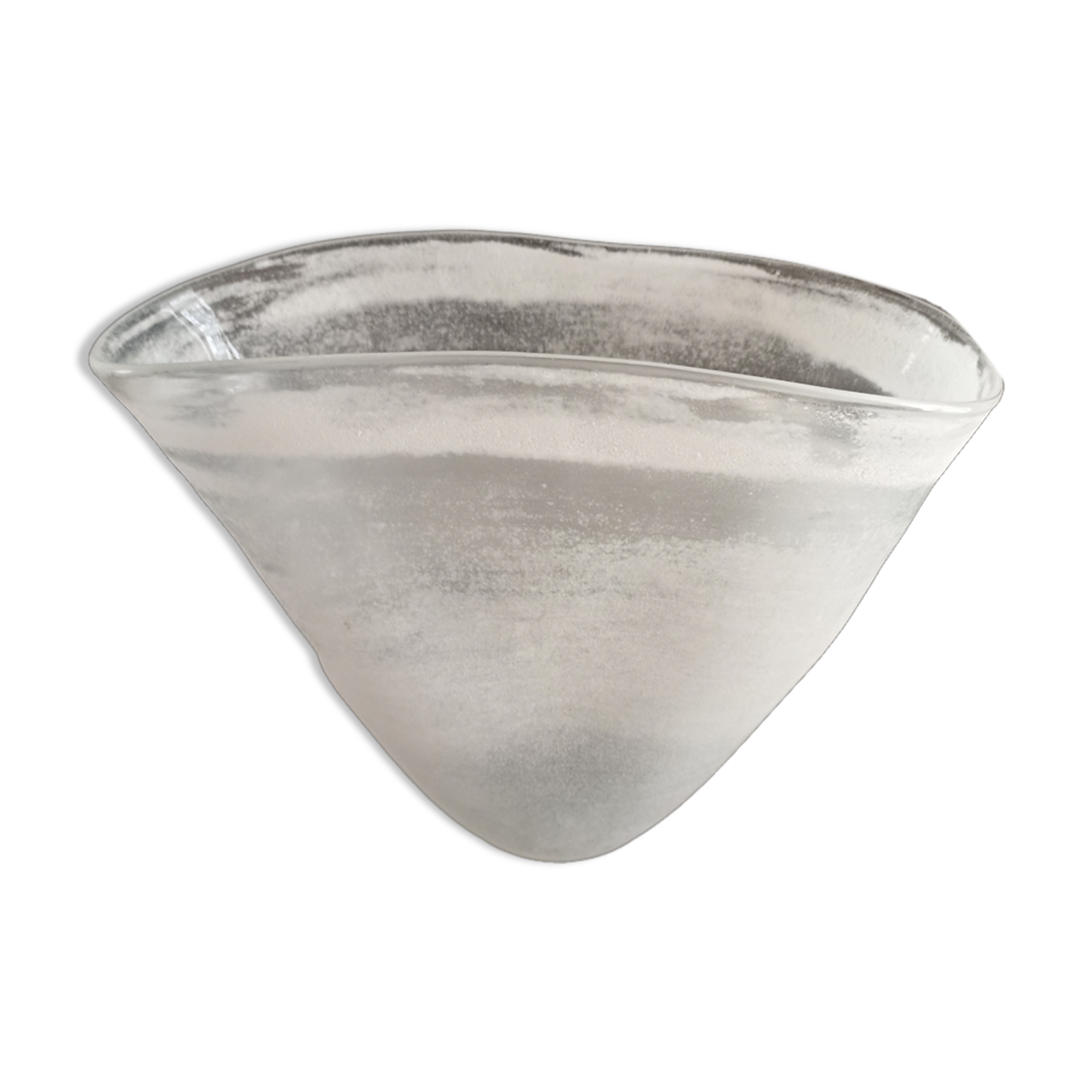 Vase triangulaire en verre mat
