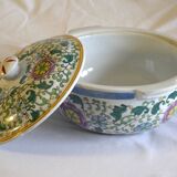 Soup tureen / dish with lid in Chinese porcelain, floral decorations.