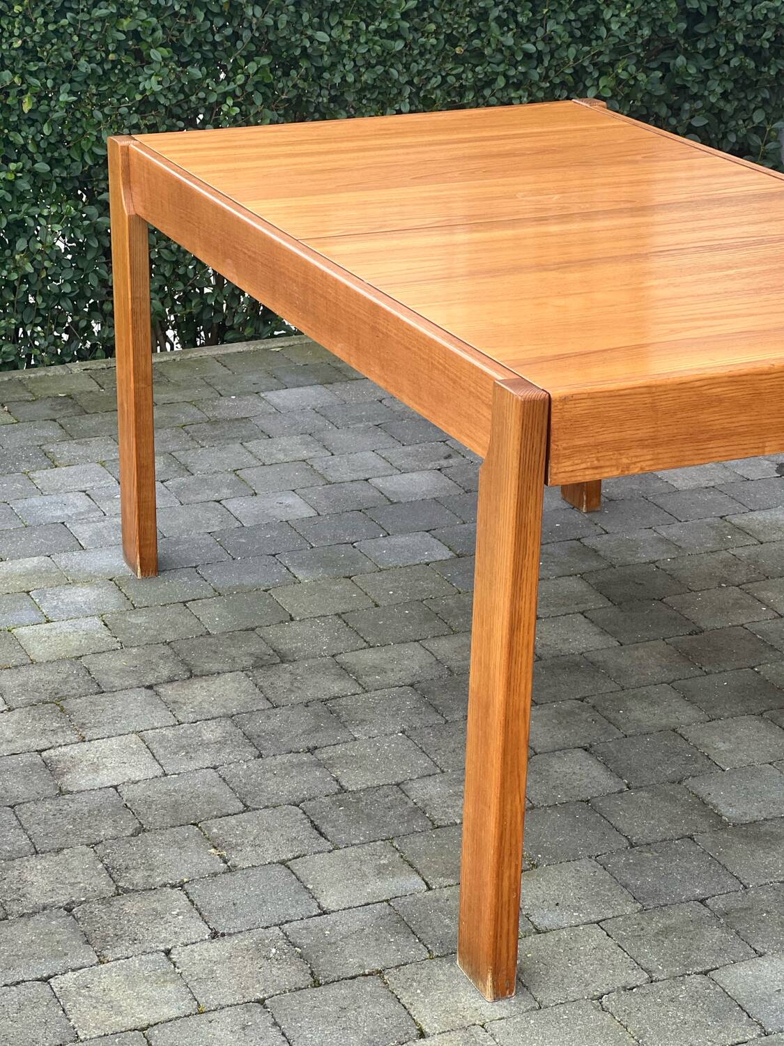 Maison Regain dining table