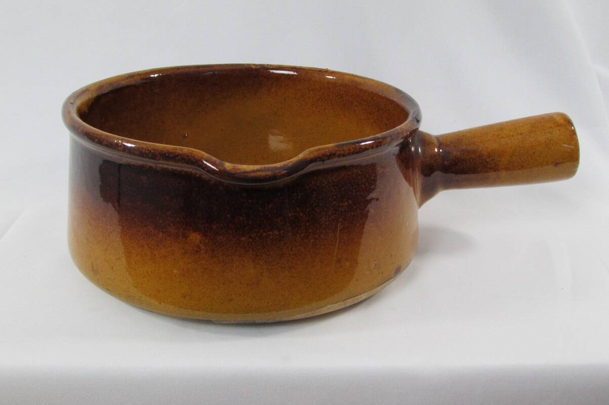 Enamelled terracotta pan