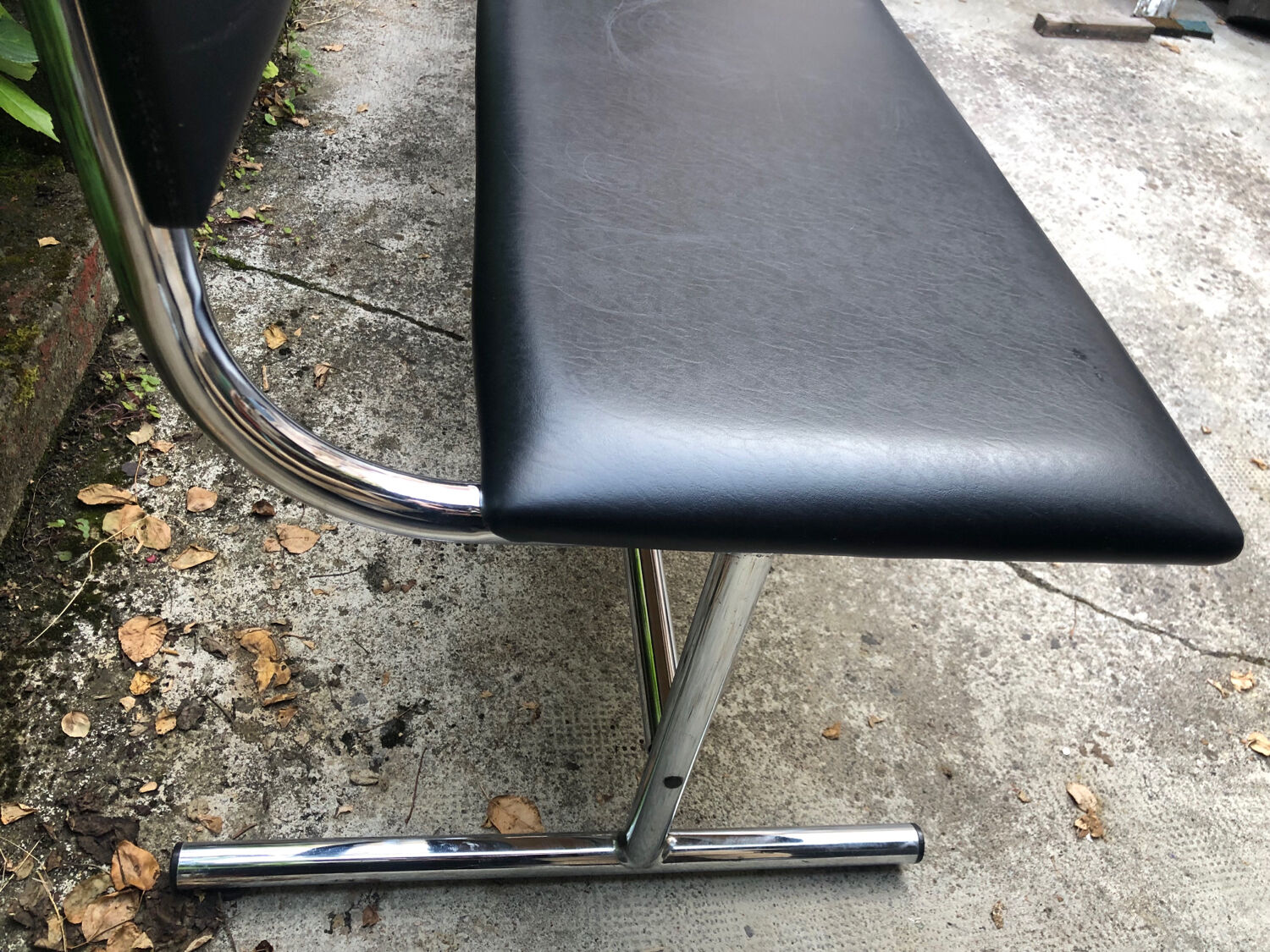 Tubular steel bench