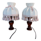 Paire de lampes rétro bois et abat jour dôme tissu écru franges roses
