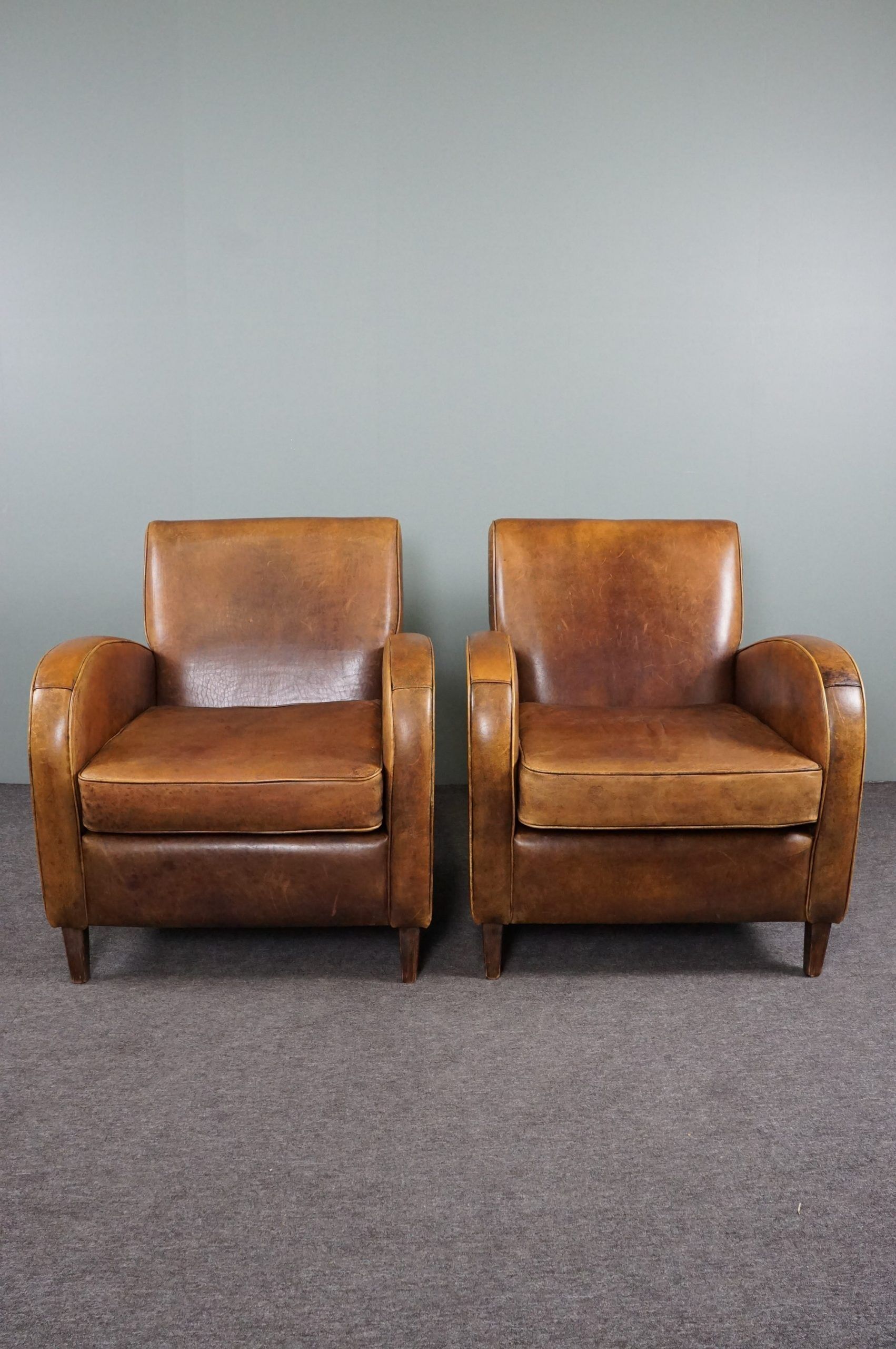 Paire de fauteuils en cuir de mouton