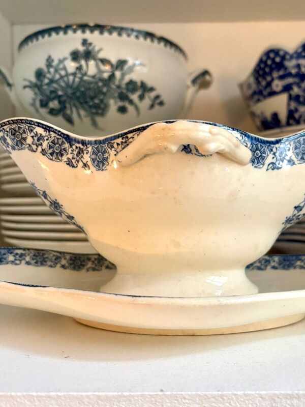 Saucière Gien en terre de fer, service ''Arabesques