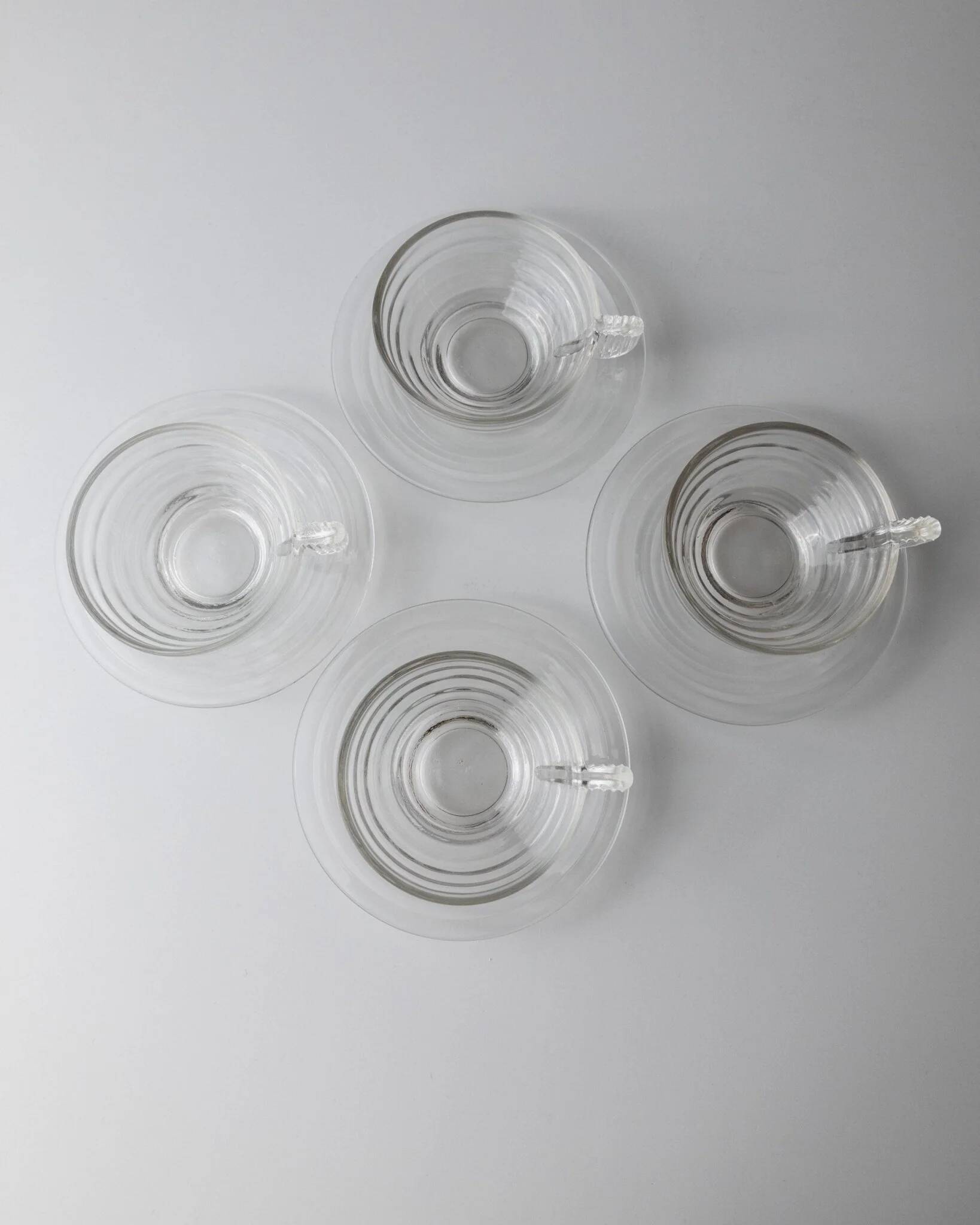 4 tasses en verre transparent avec soucoupes et embossage strié – Art Déco Italie années 1960, ensemble de vaisselle à thé élégant