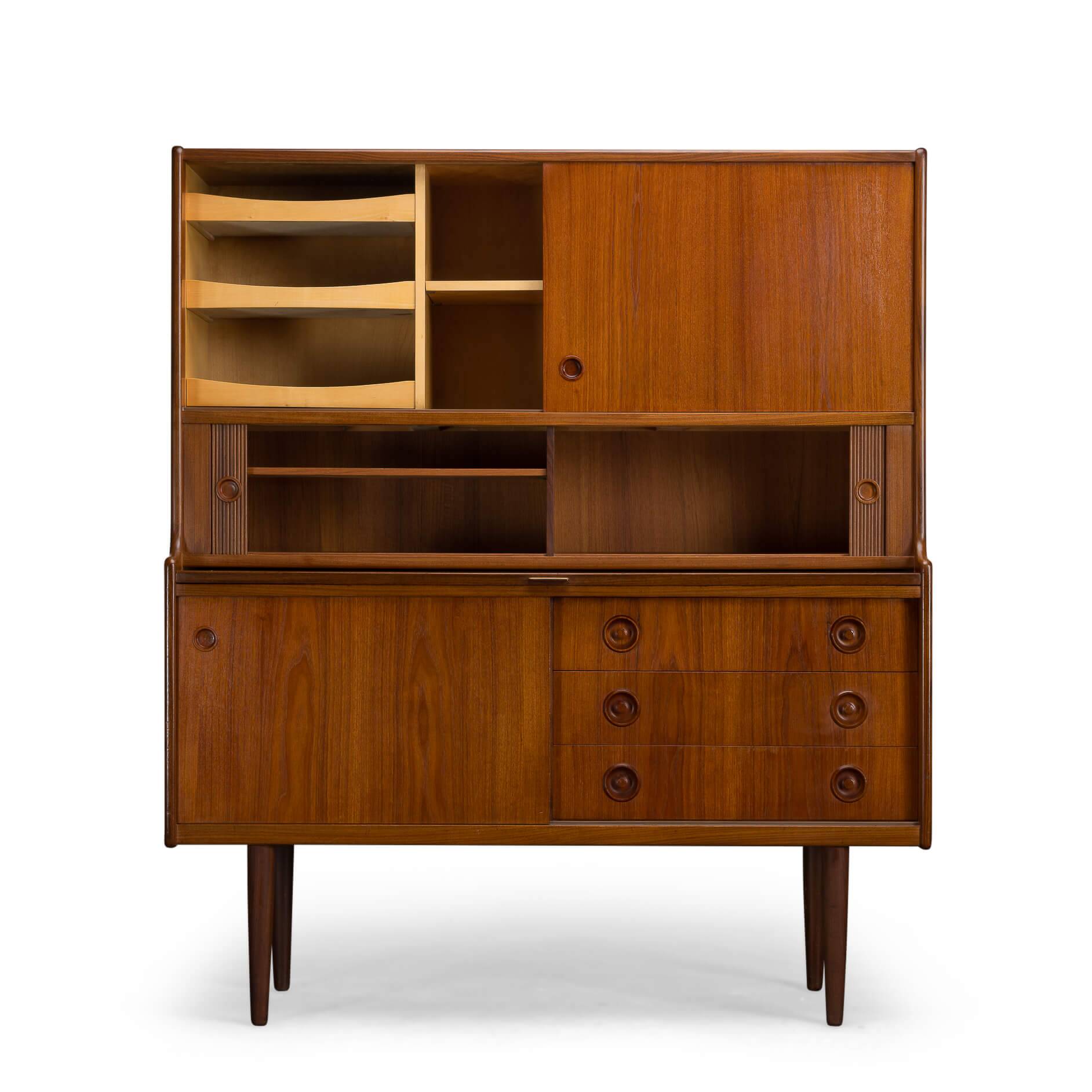 Buffet haut en teck de design danois par Johannes Andersen, années 1960.