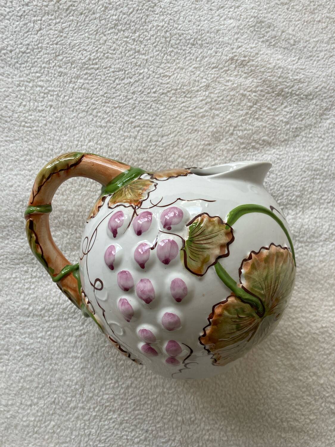 Pichet en barbotine raisin
