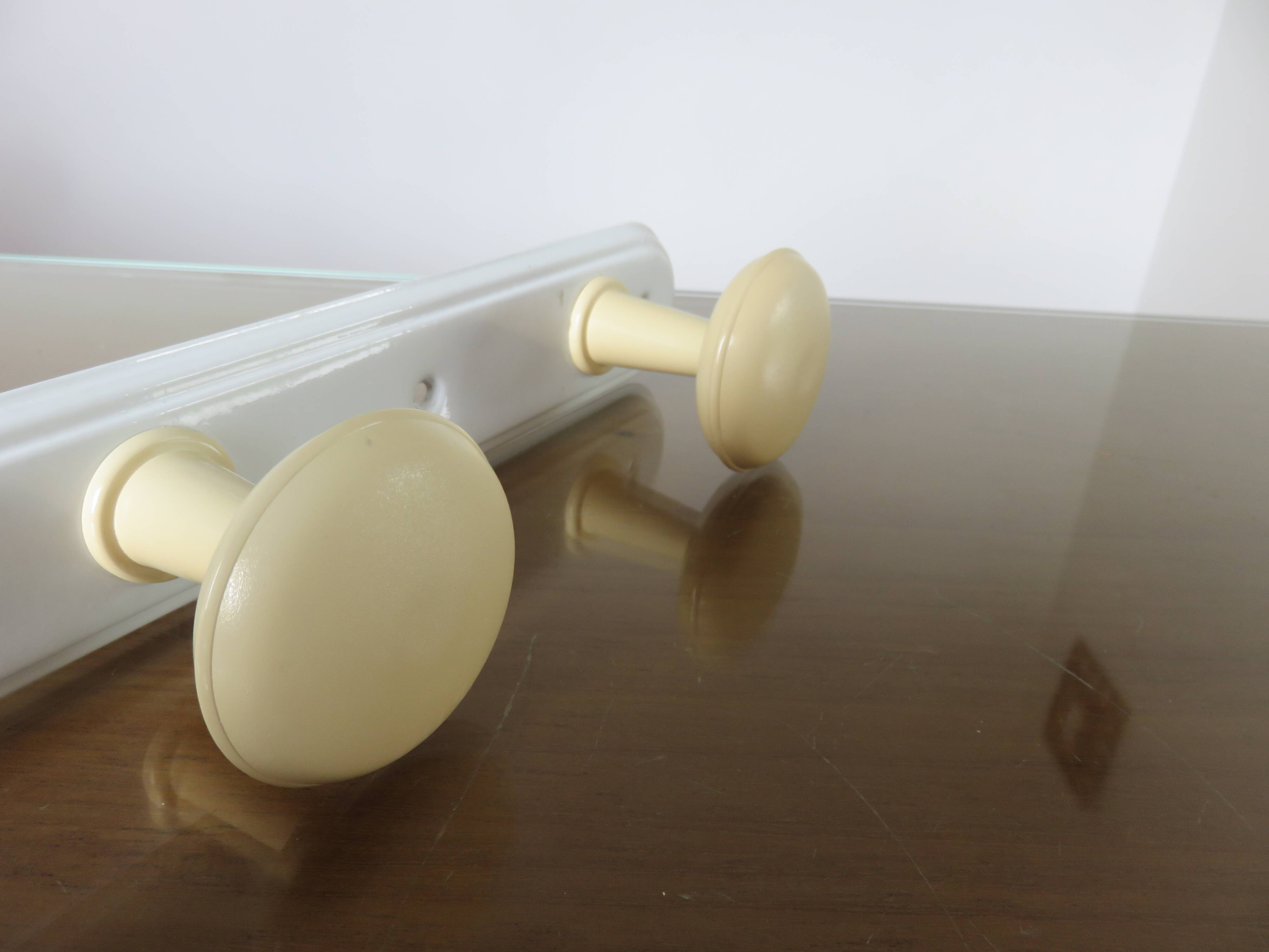 Wall coat rack with 3 coat hooks in bakelite from the 50s and 60s