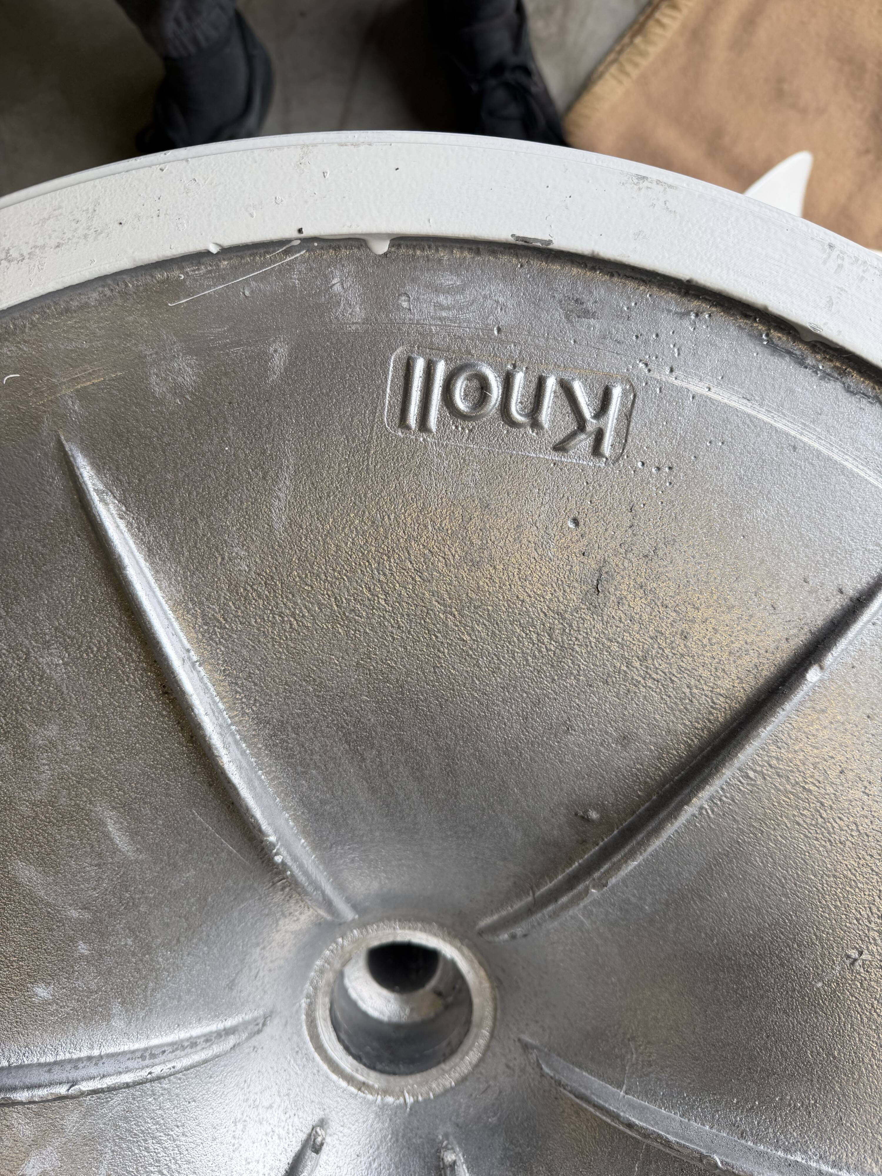 Original round dining table Knoll Tulip (152cm) Carrara