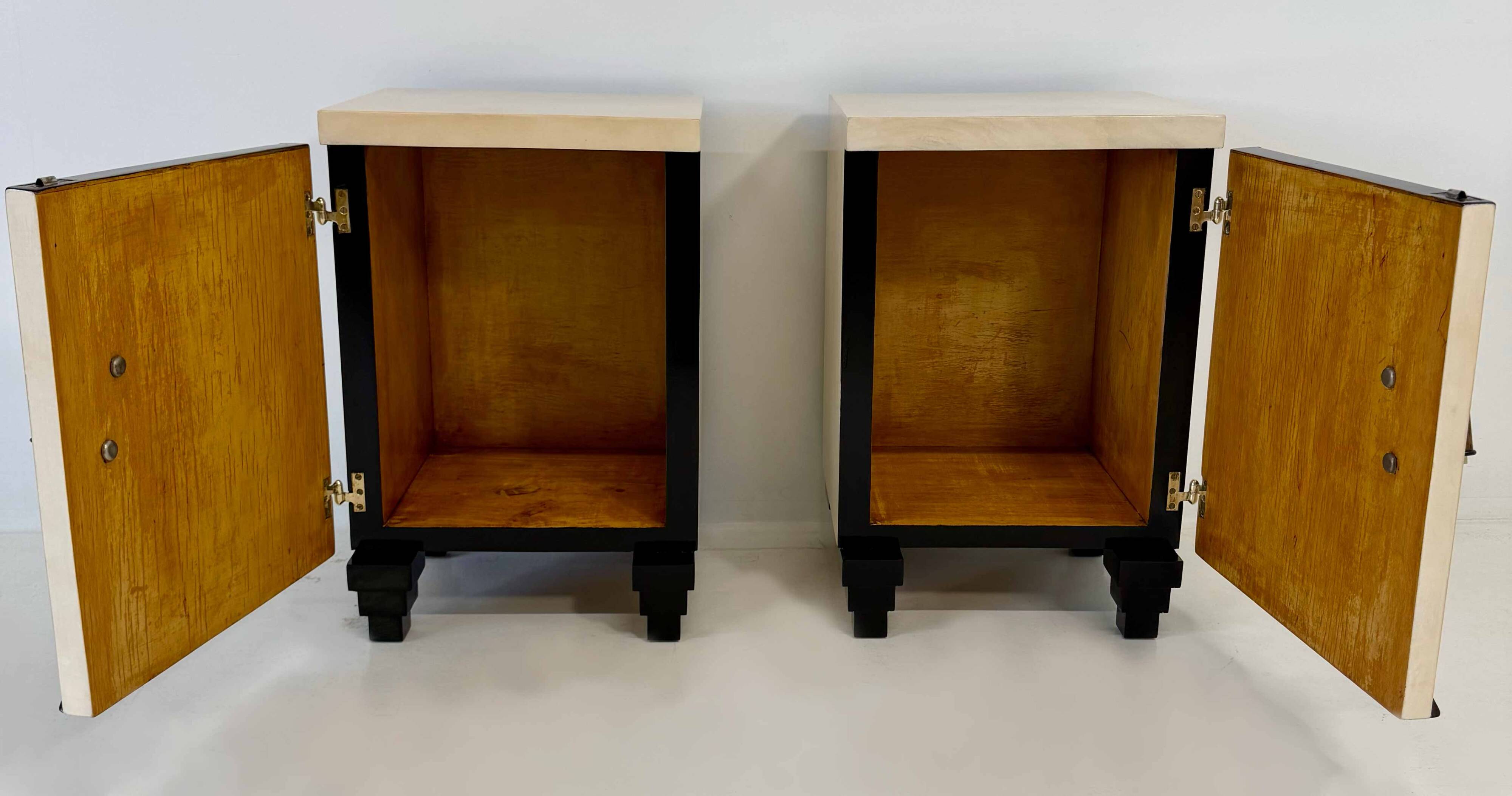 Paire de tables de nuit Art Déco italiennes attribuées à Gaetano Borsani, années 1930.