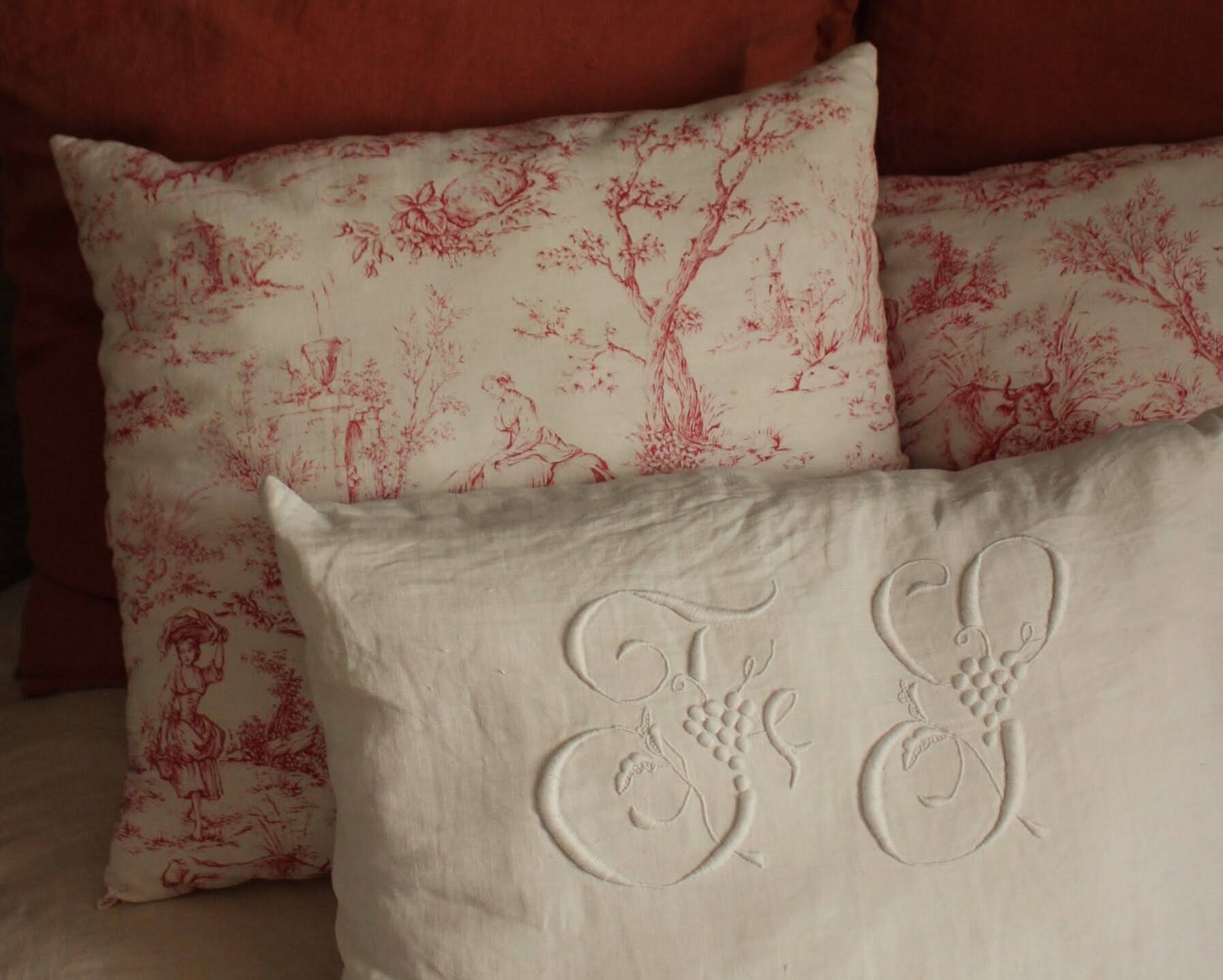 Paire Coussins Toile de Jouy rose ancienne