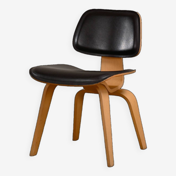 Chaise de salle à manger Charles & Ray Eames DCW Ash avec siège en cuir marron foncé pour Vitra