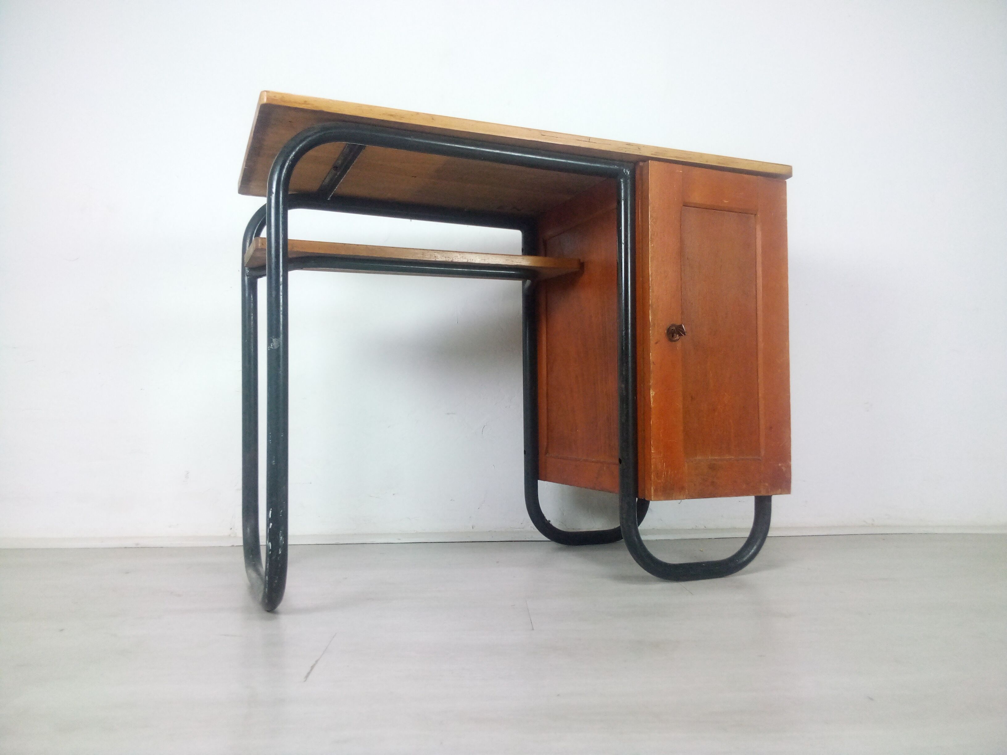 Desk model S22 by Jacques Hitier produced by Mobilor