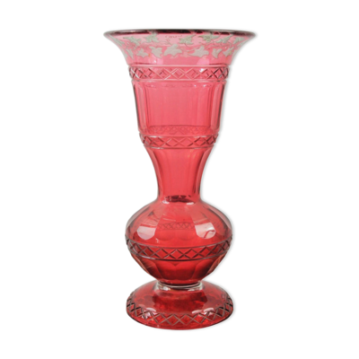 Vase en cristal rouge Bohème décoré de feuilles de vigne, 19e siècle