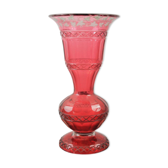 Vase en cristal rouge Bohème décoré de feuilles de vigne, 19e siècle
