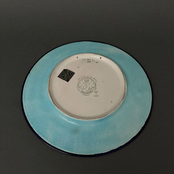 Plat en émaux Longwy ornementé d'une scène de port