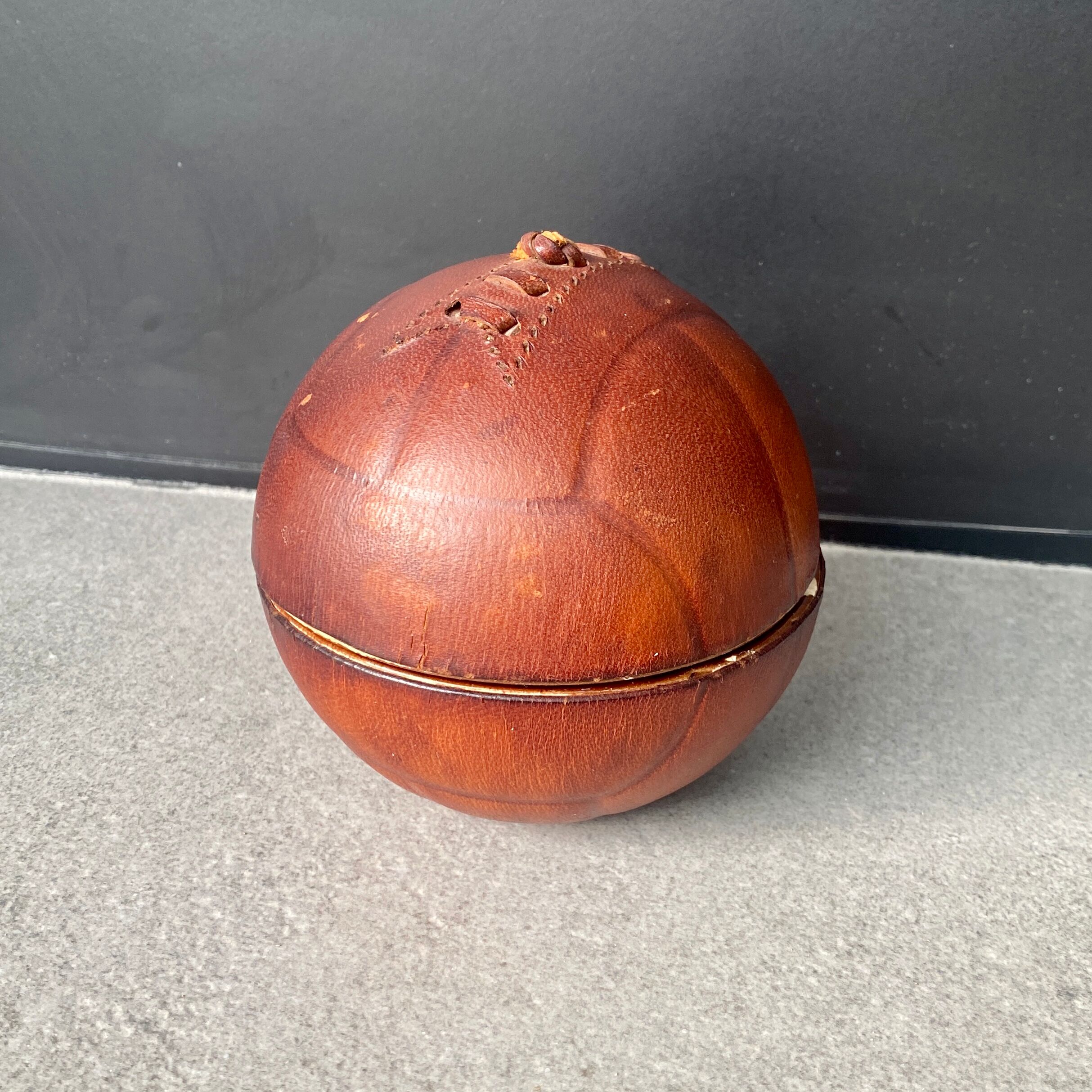 Cendrier longchamps en cuir et céramique, ballon vintage