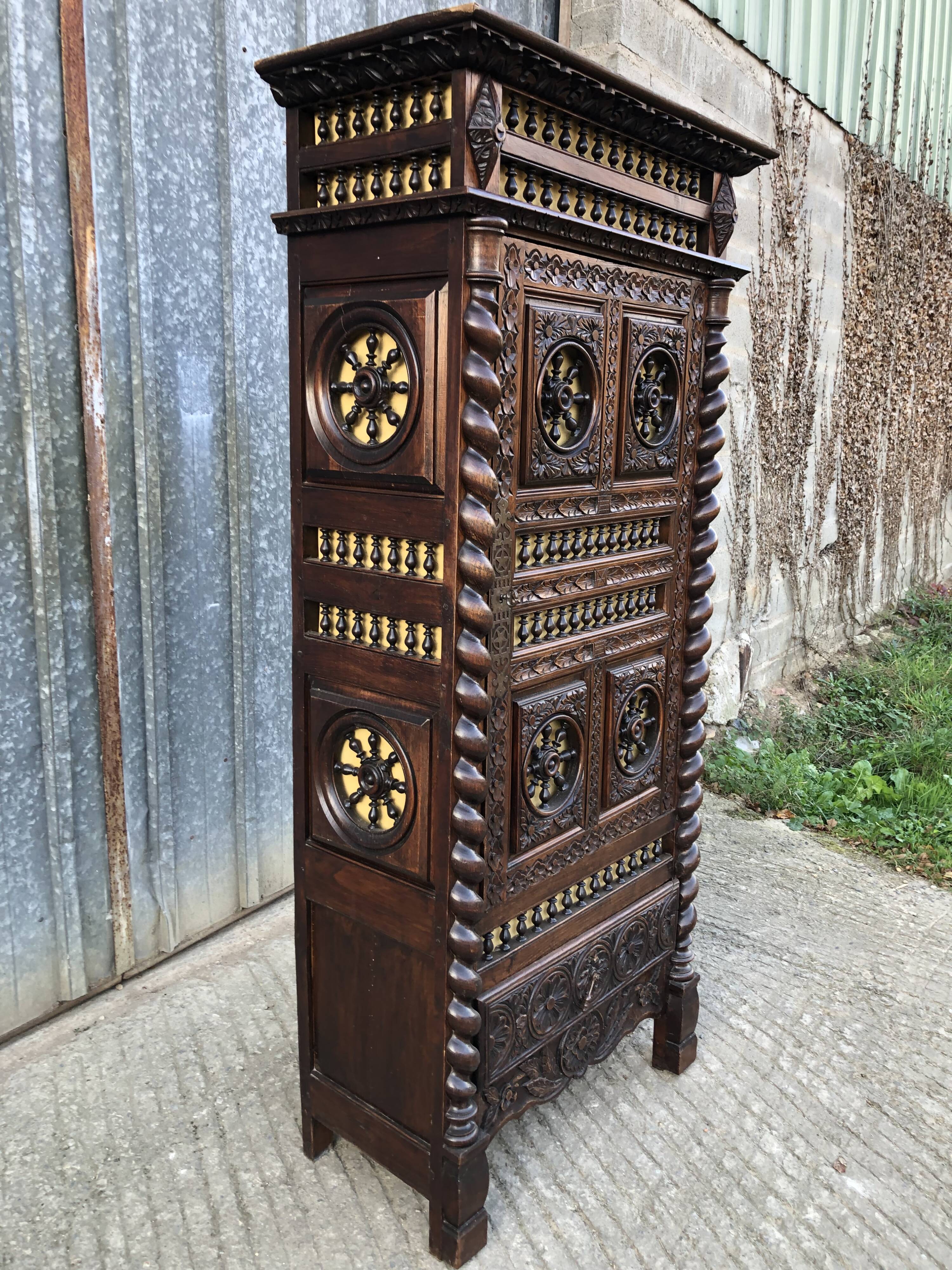 Breton bonnet cupboard in solid oak with 1 door and 1 drawer.
