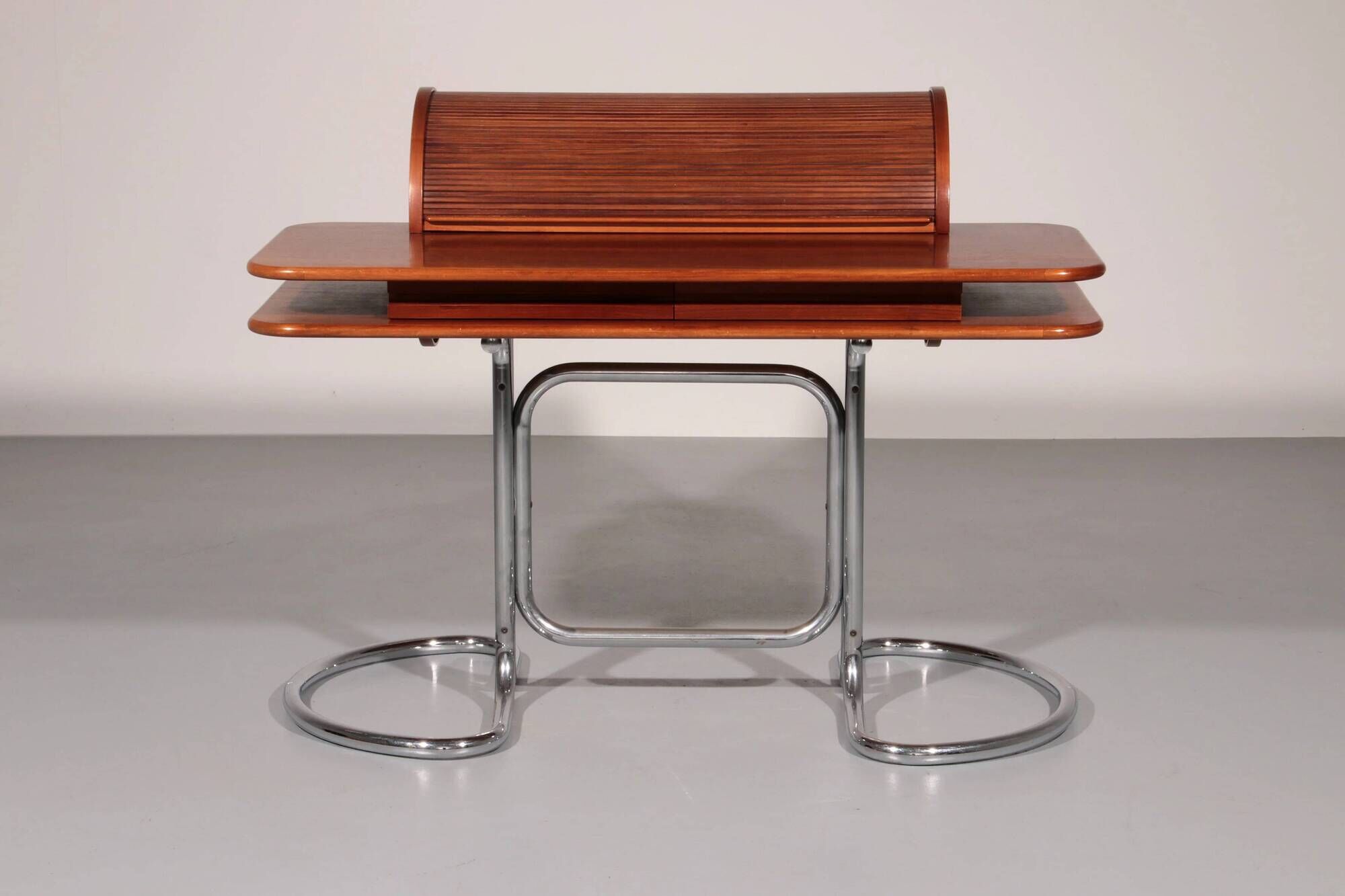 Italian design “Maia” walnut desk by Giotto Stoppino for Bernini, 1960s
