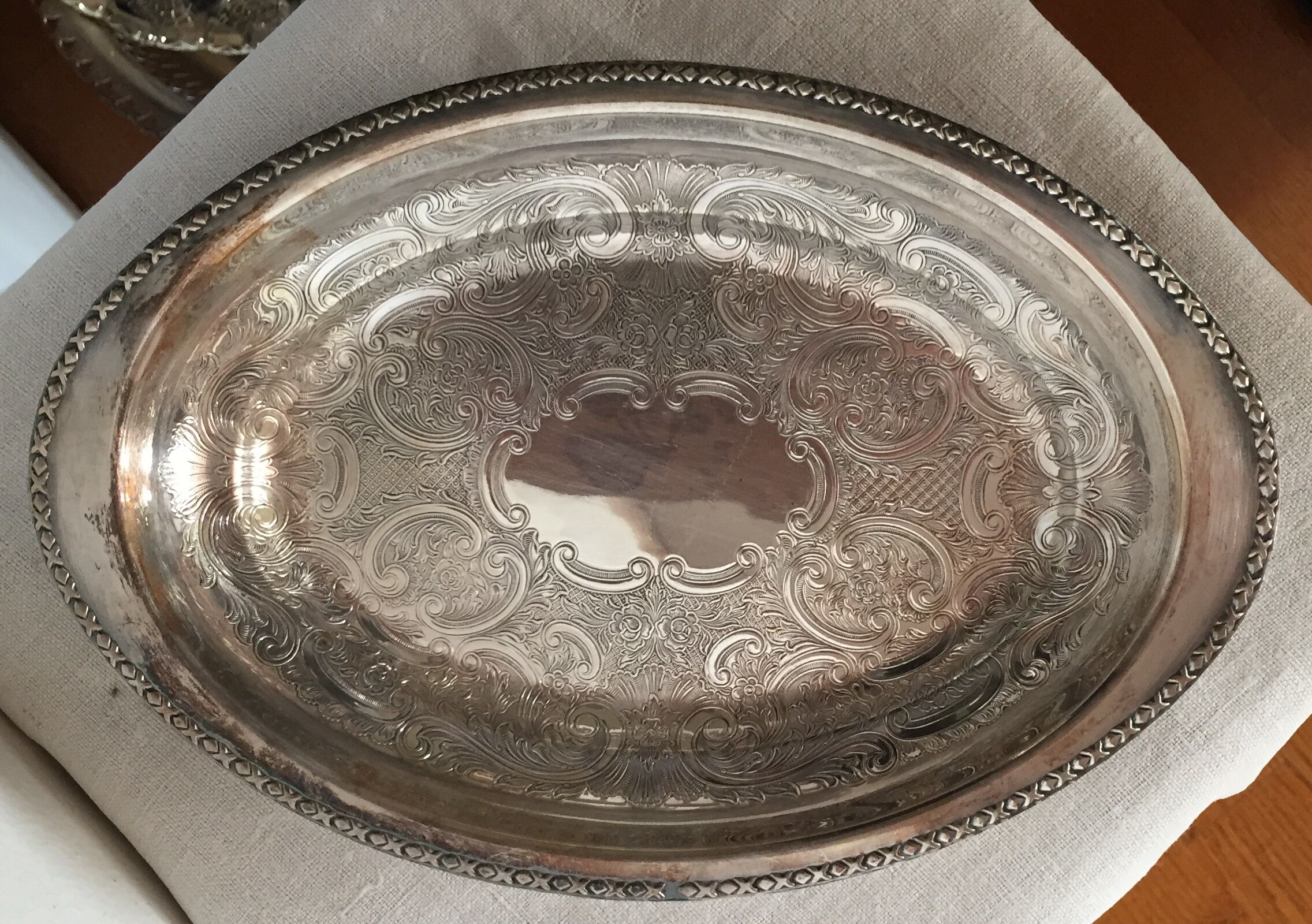 Oval plate in silver metal