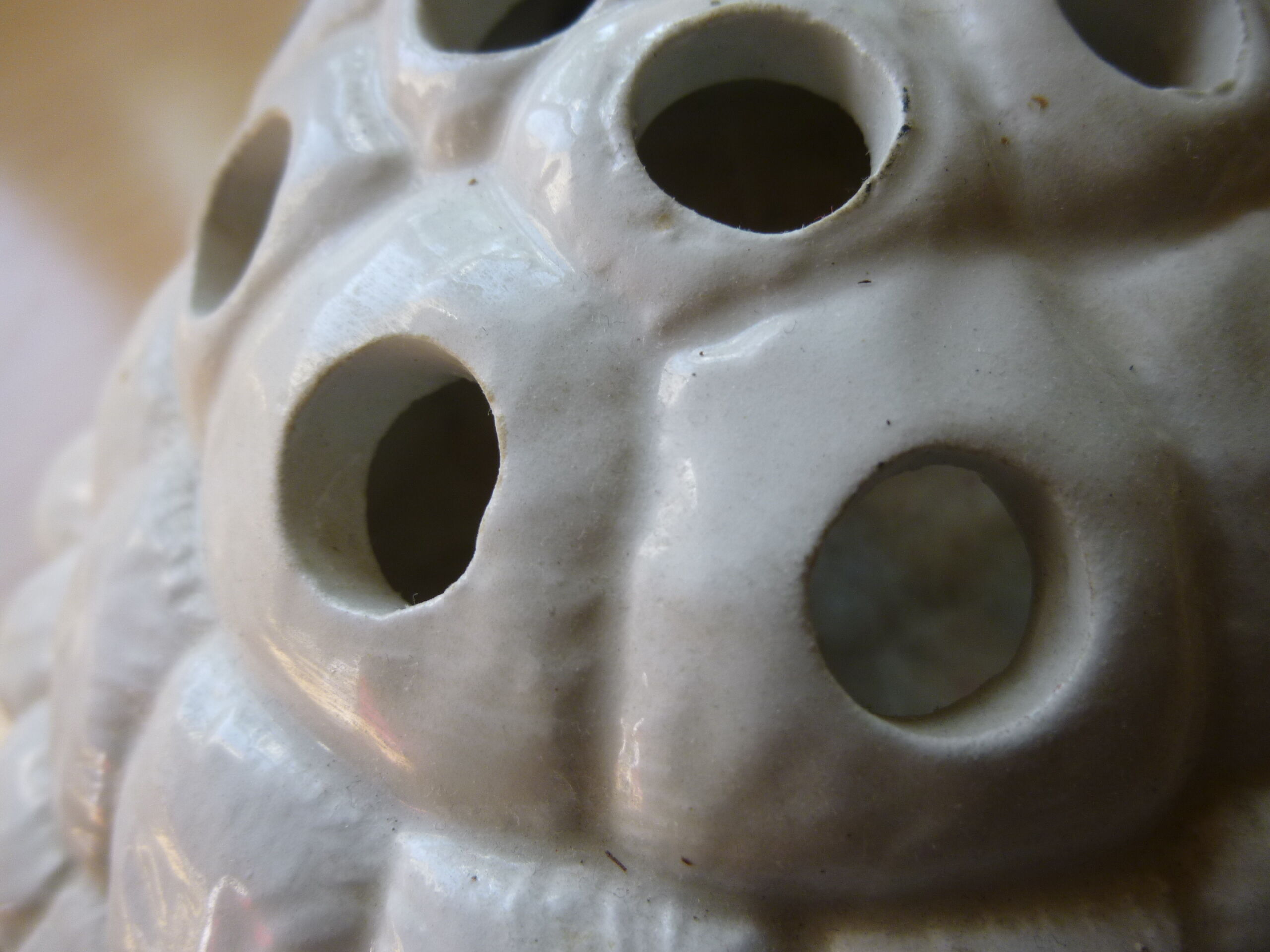 Pique flowers turtle in glazed white ceramic