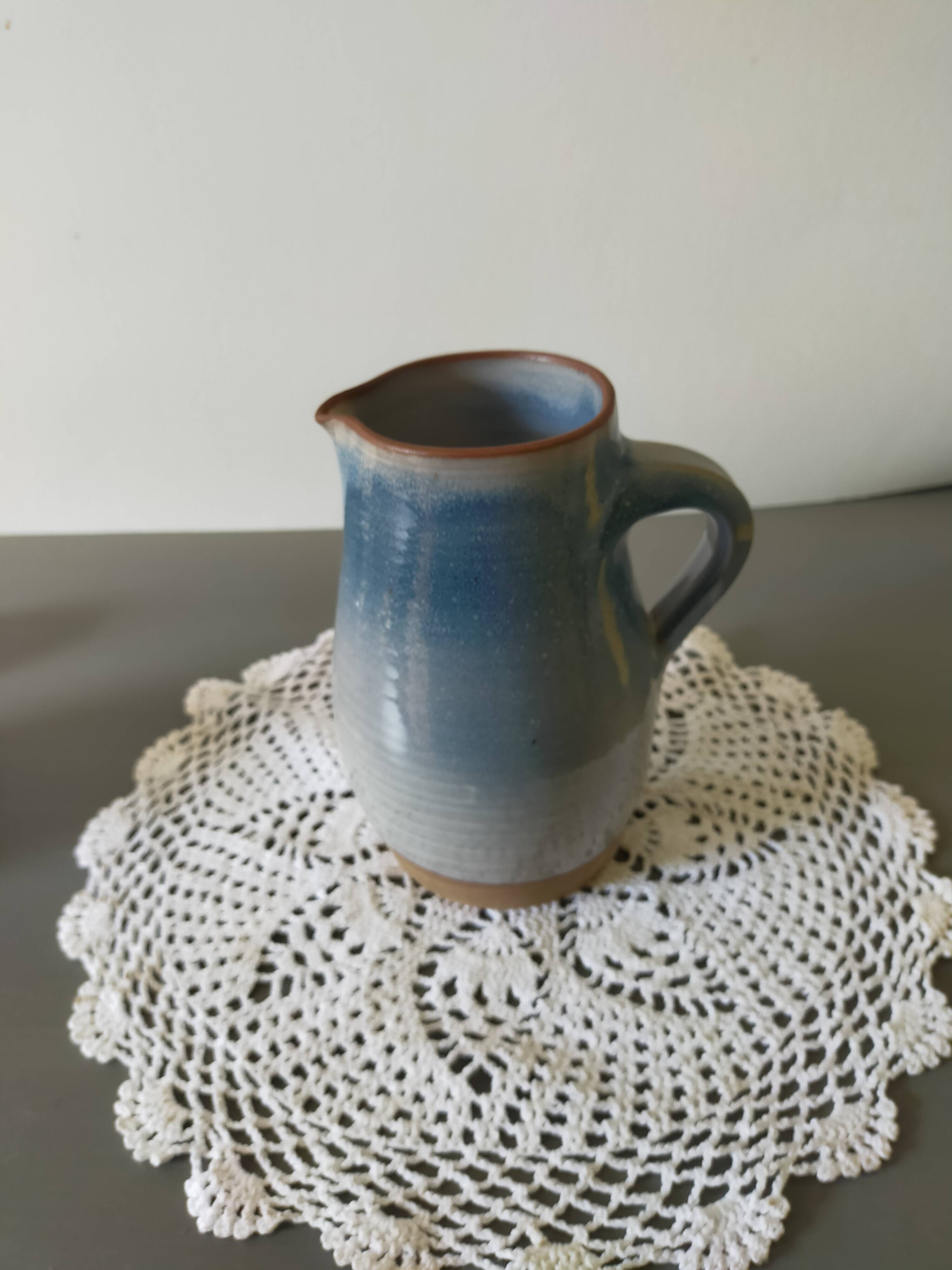 pichet en grès Roger Jacques émaillé bleu