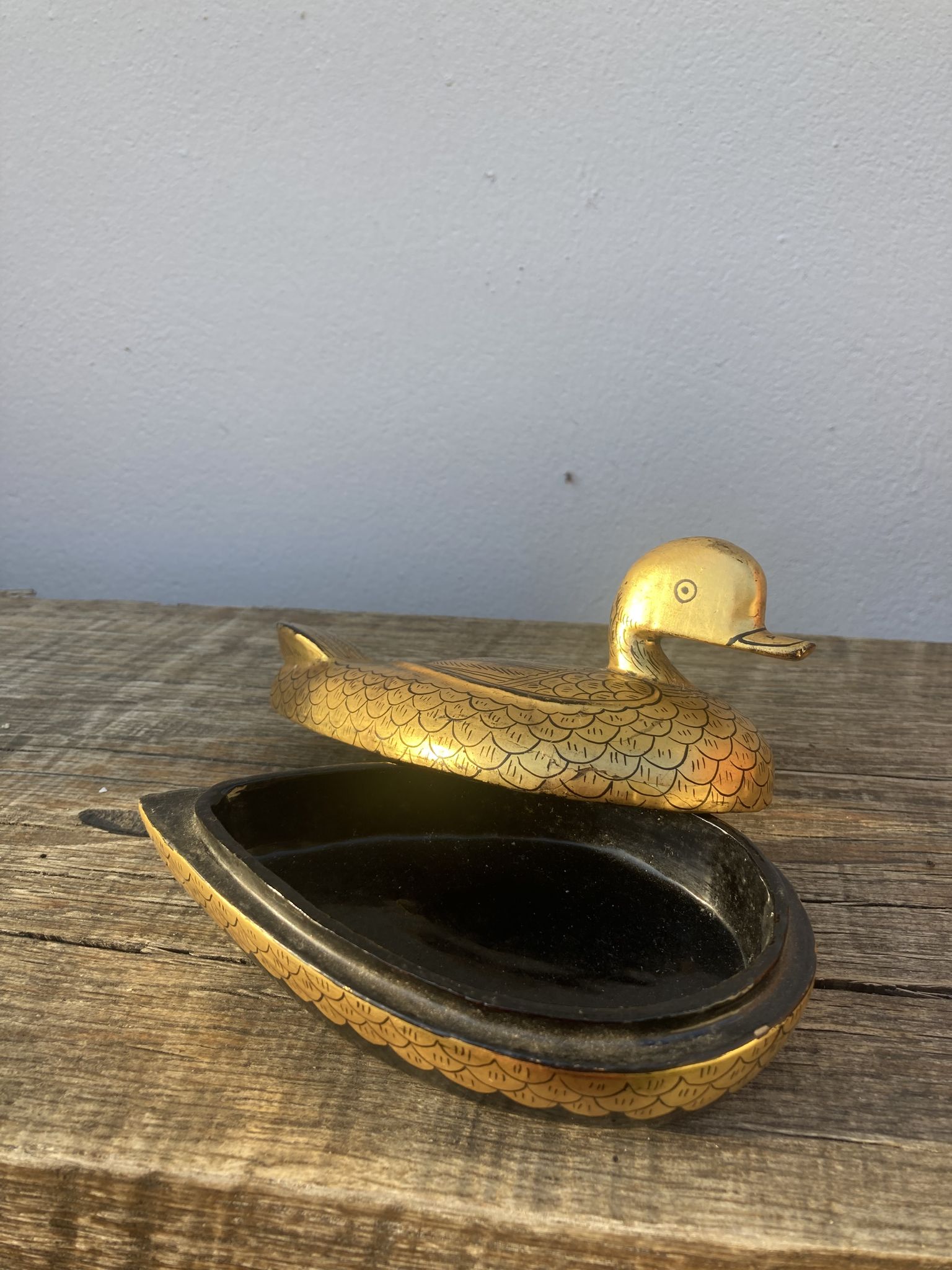 Canard en bois en laqué dorée de Birmanie milieu XXème formant une boîte