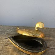 Canard en bois en laqué dorée de Birmanie milieu XXème formant une boîte