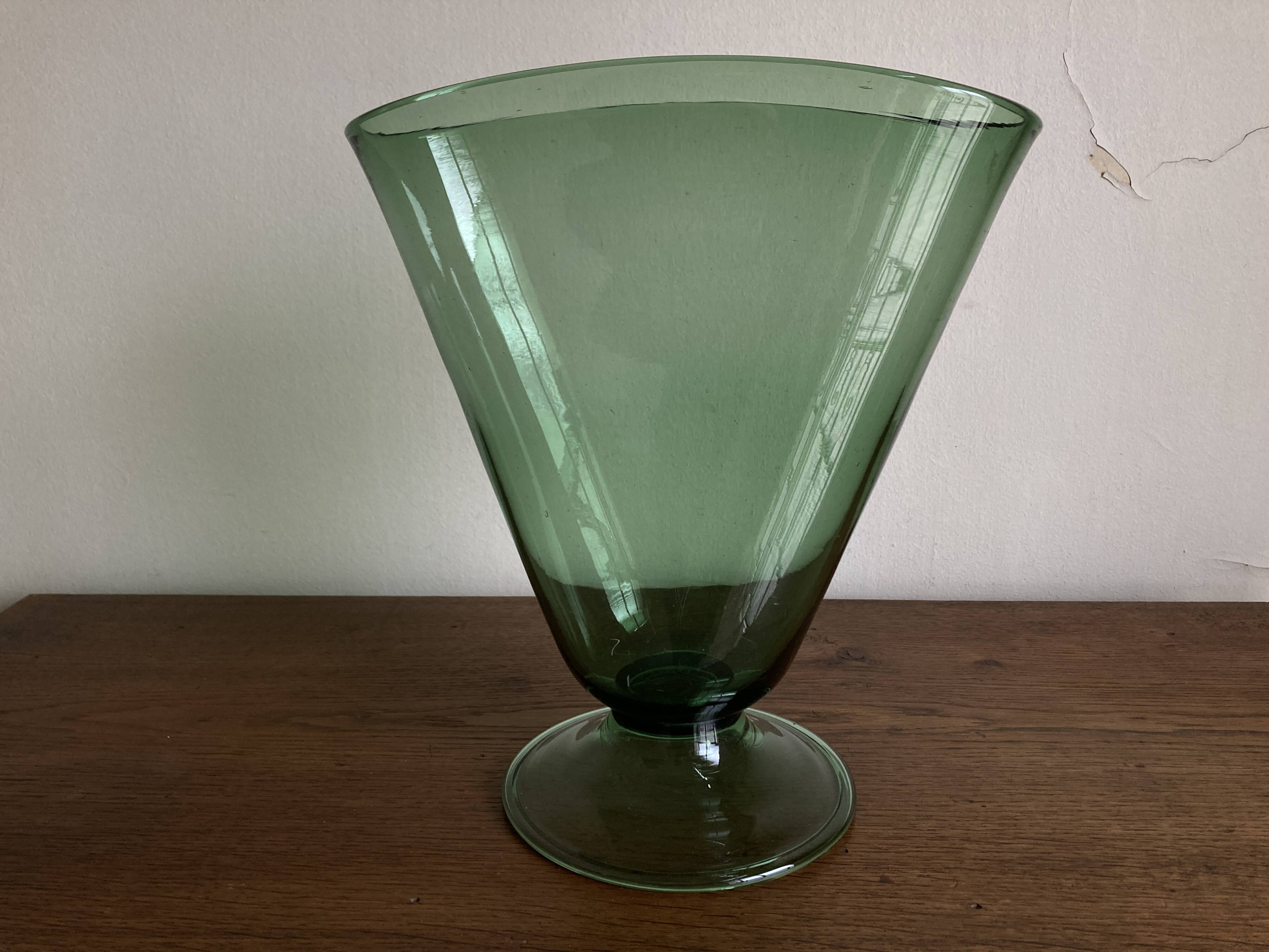 Italian Médicis neo-classical vase design 1960 in XXL blown green glass.