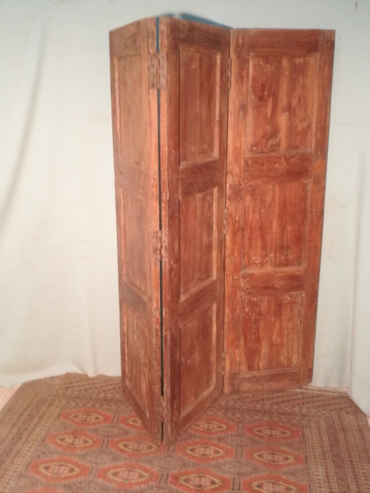Screen in teak