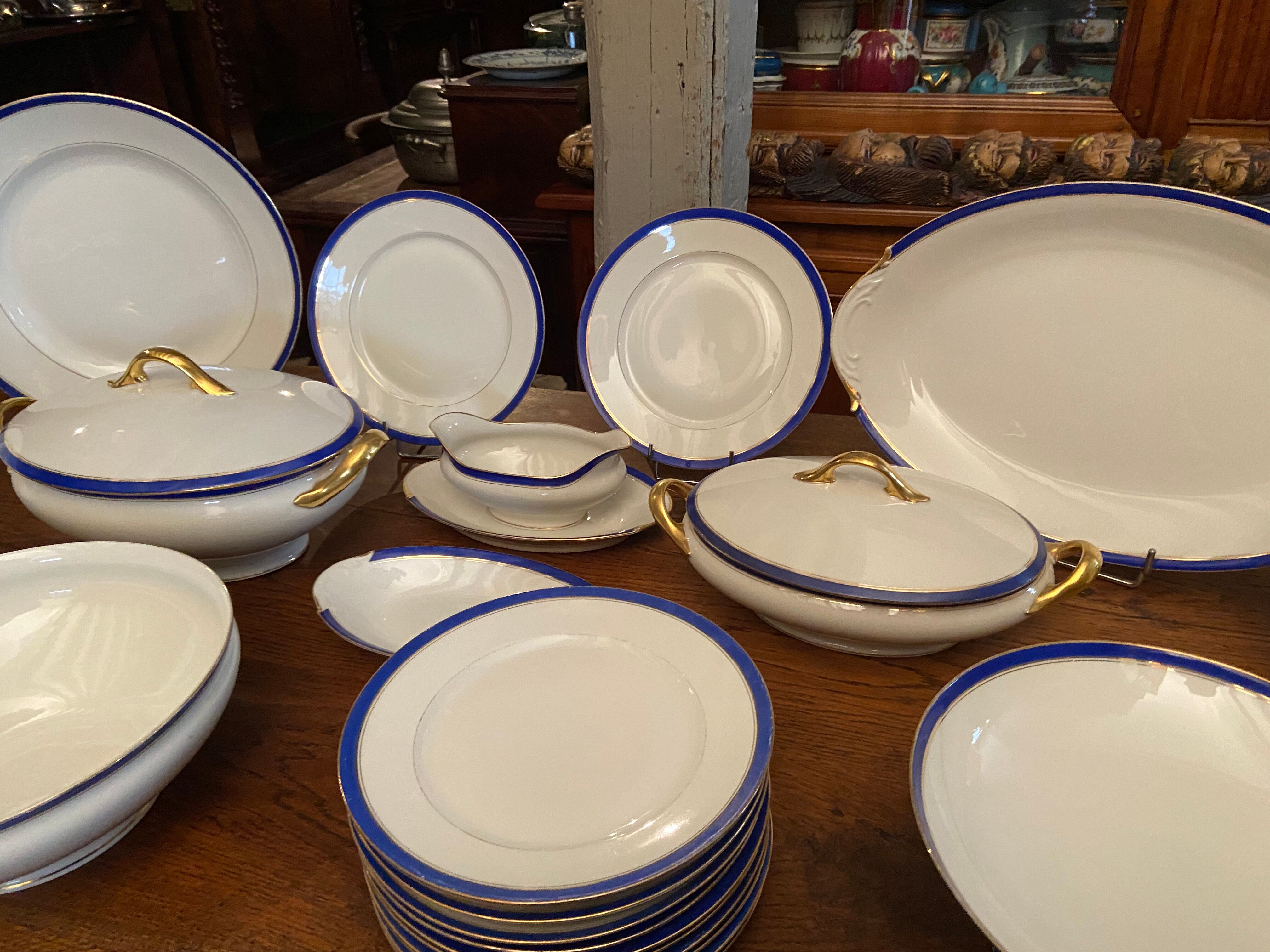 Service de table en porcelaine de Limoges à bandeau bleu sur fond blanc et or