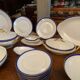 Service de table en porcelaine de Limoges à bandeau bleu sur fond blanc et or