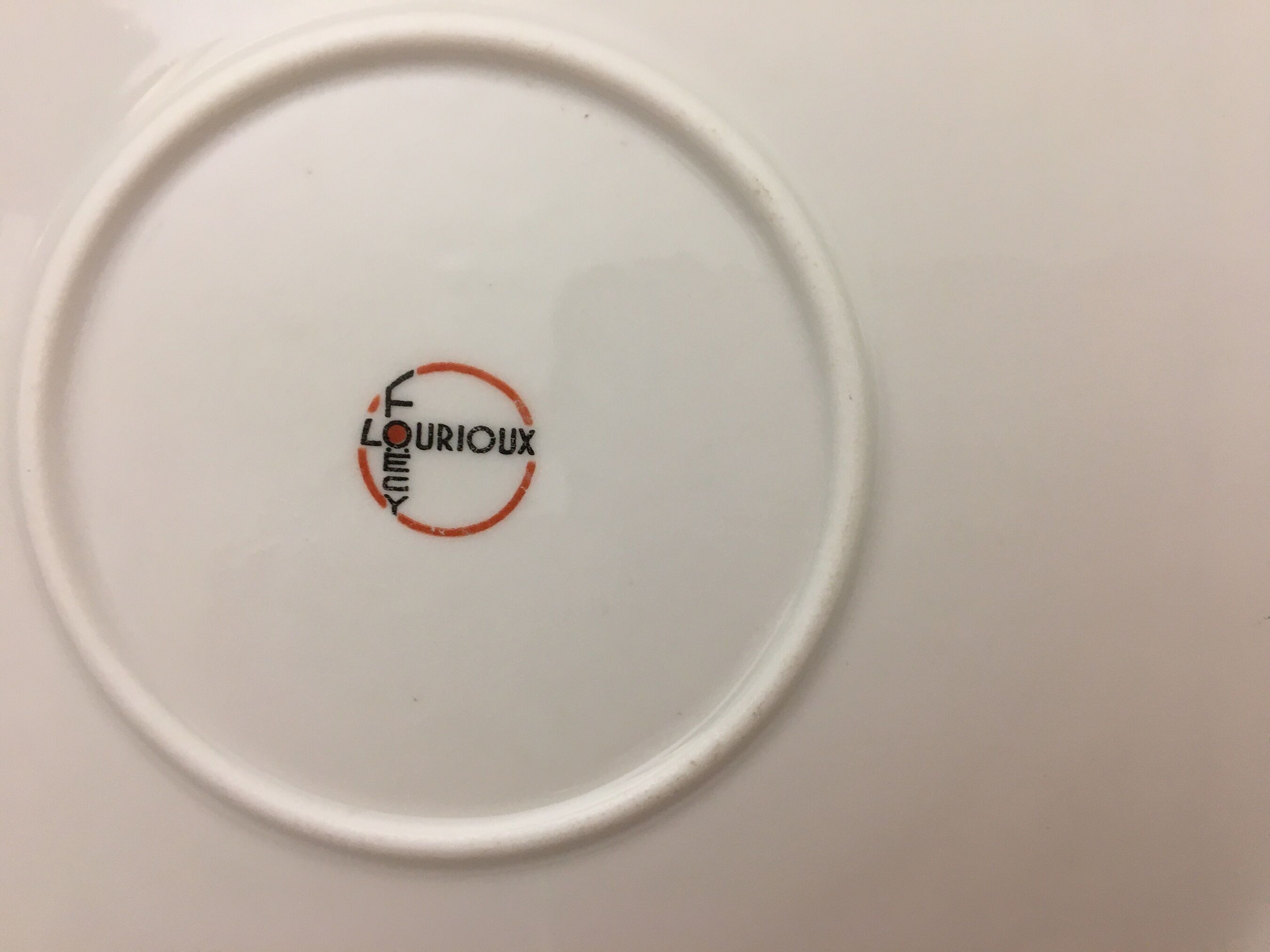 Plat de service rond “ lourioux foëcy “avec motifs de fleurs.
