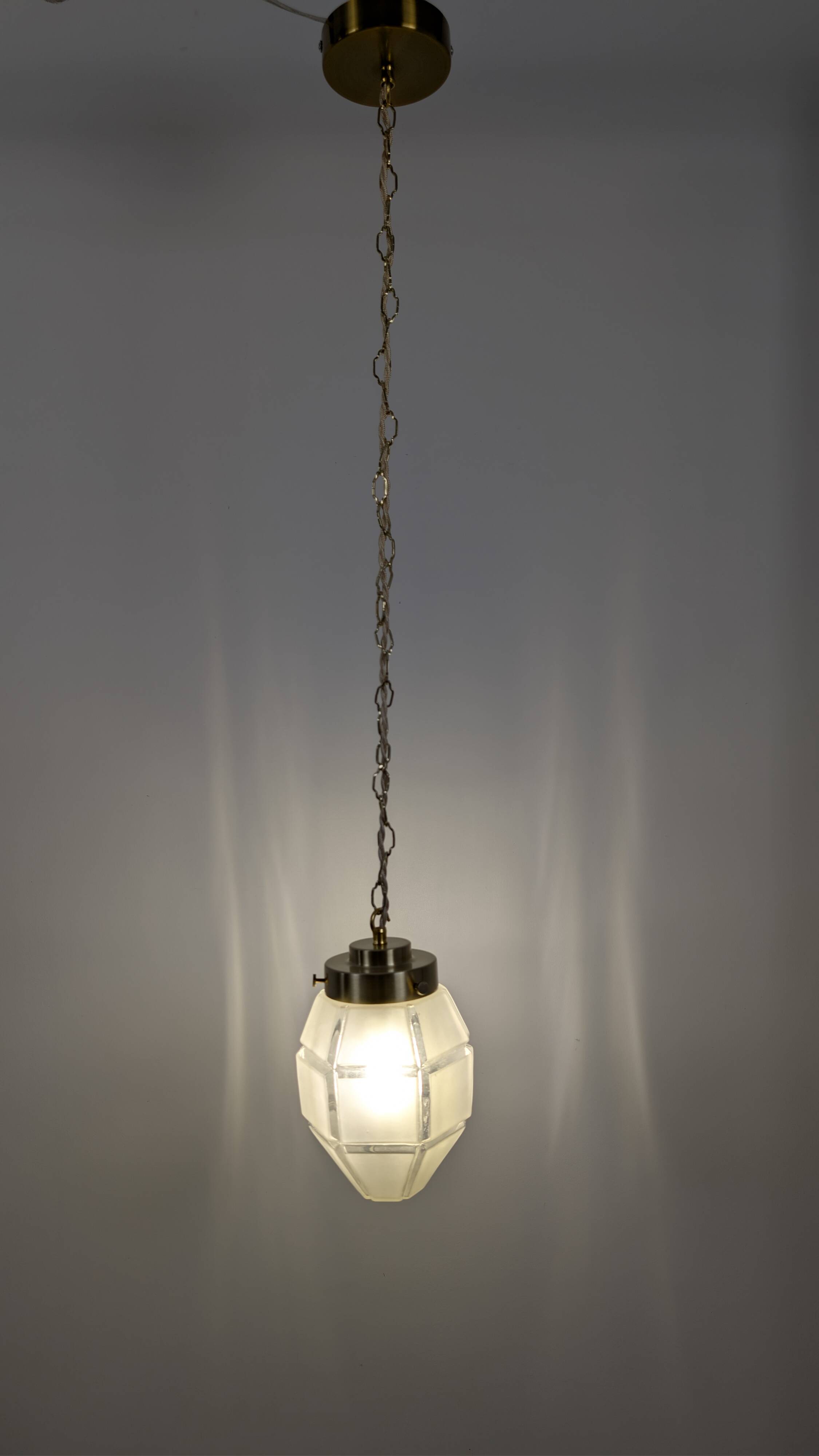 Art Deco faceted glass suspension, vintage light fixture with a diamond spirit and é.