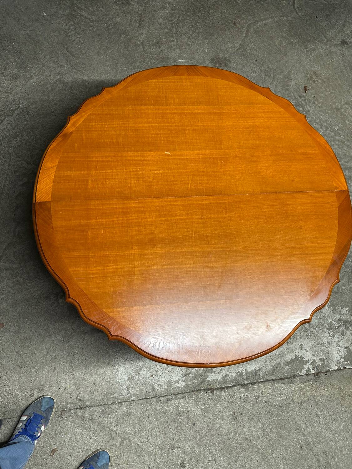 Round extendable dining table in Regency style M