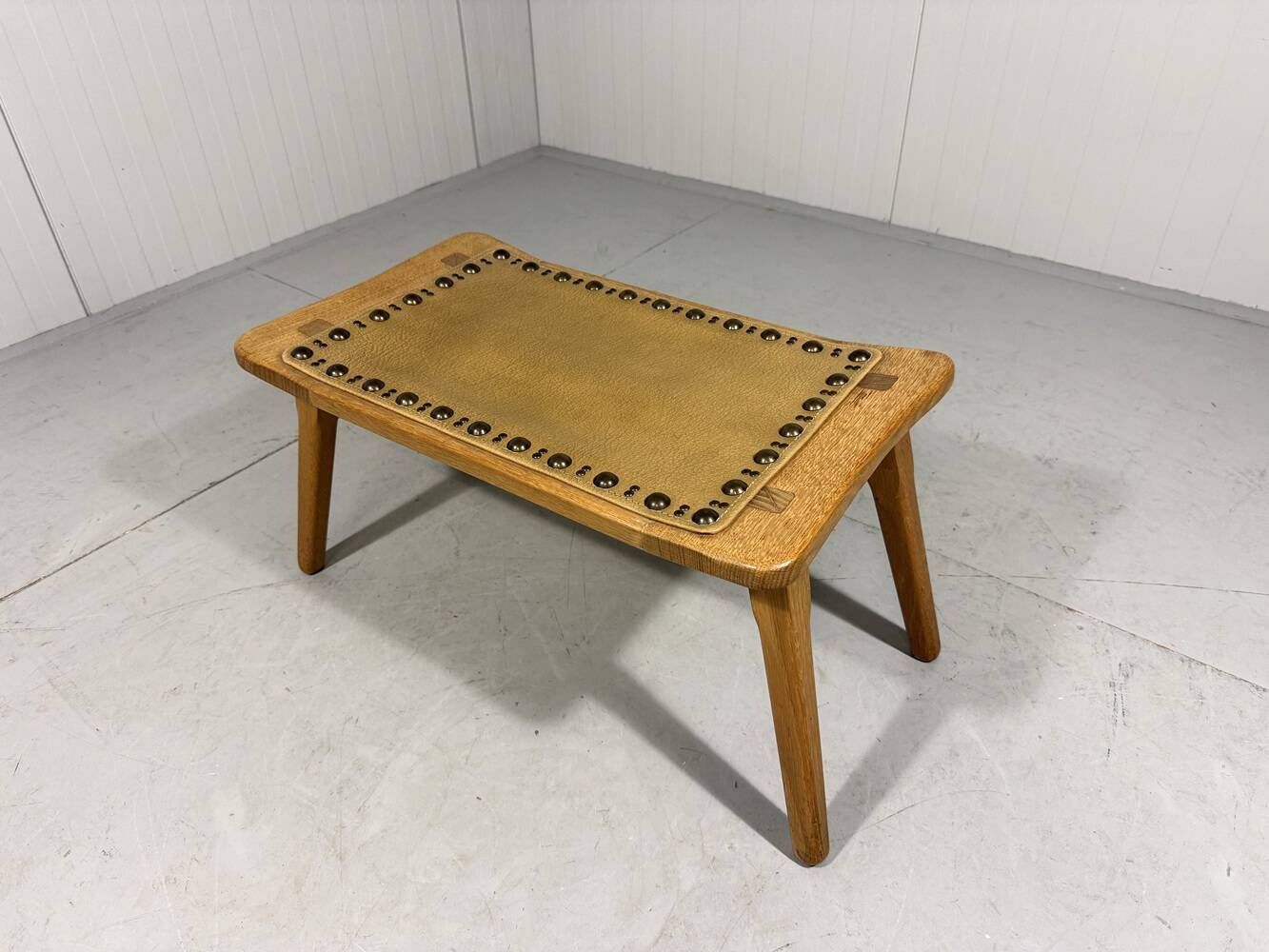 Tabouret en chêne blond spécial, petit banc des années 1960.