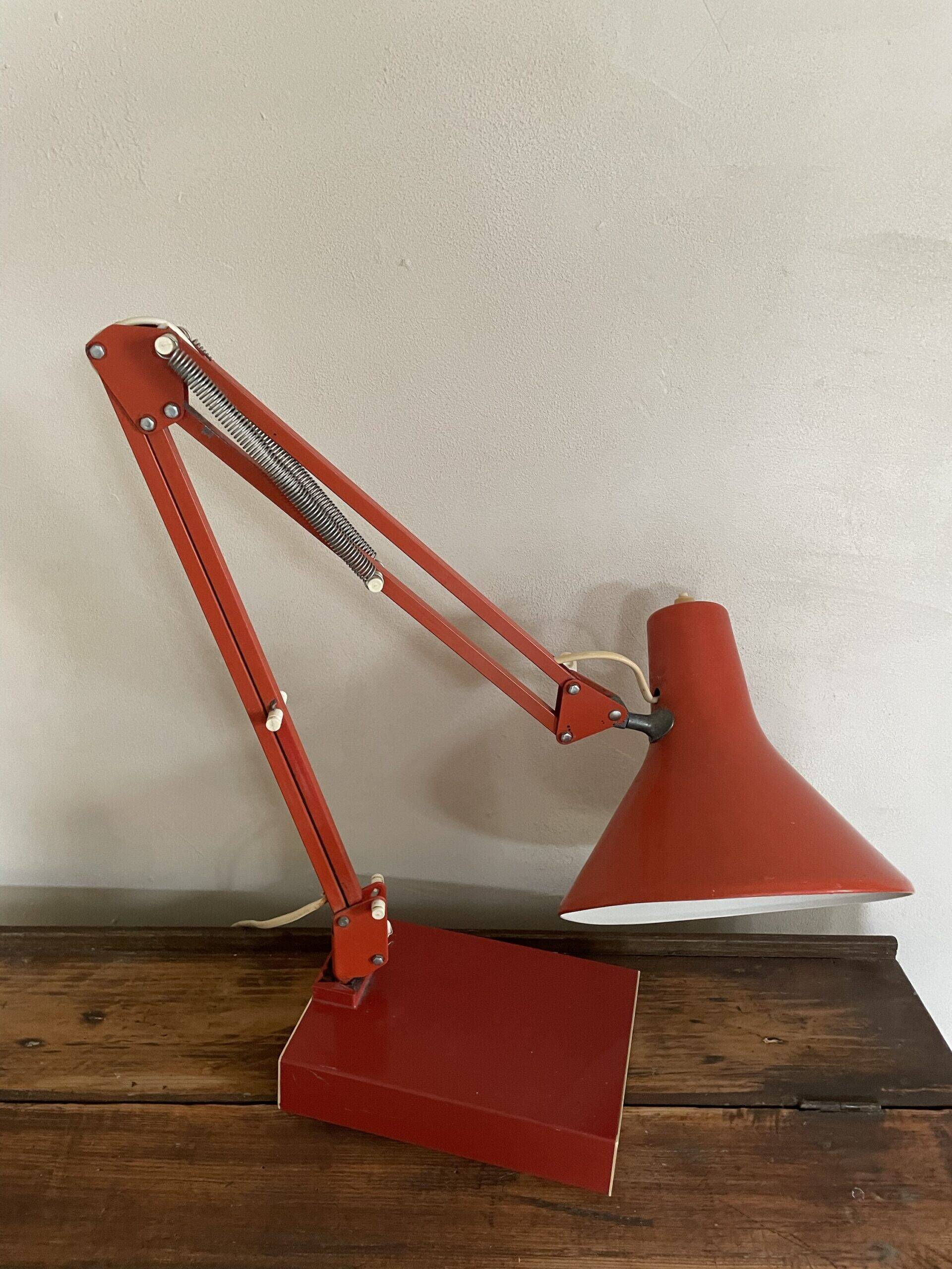 Articulated architect's lamp