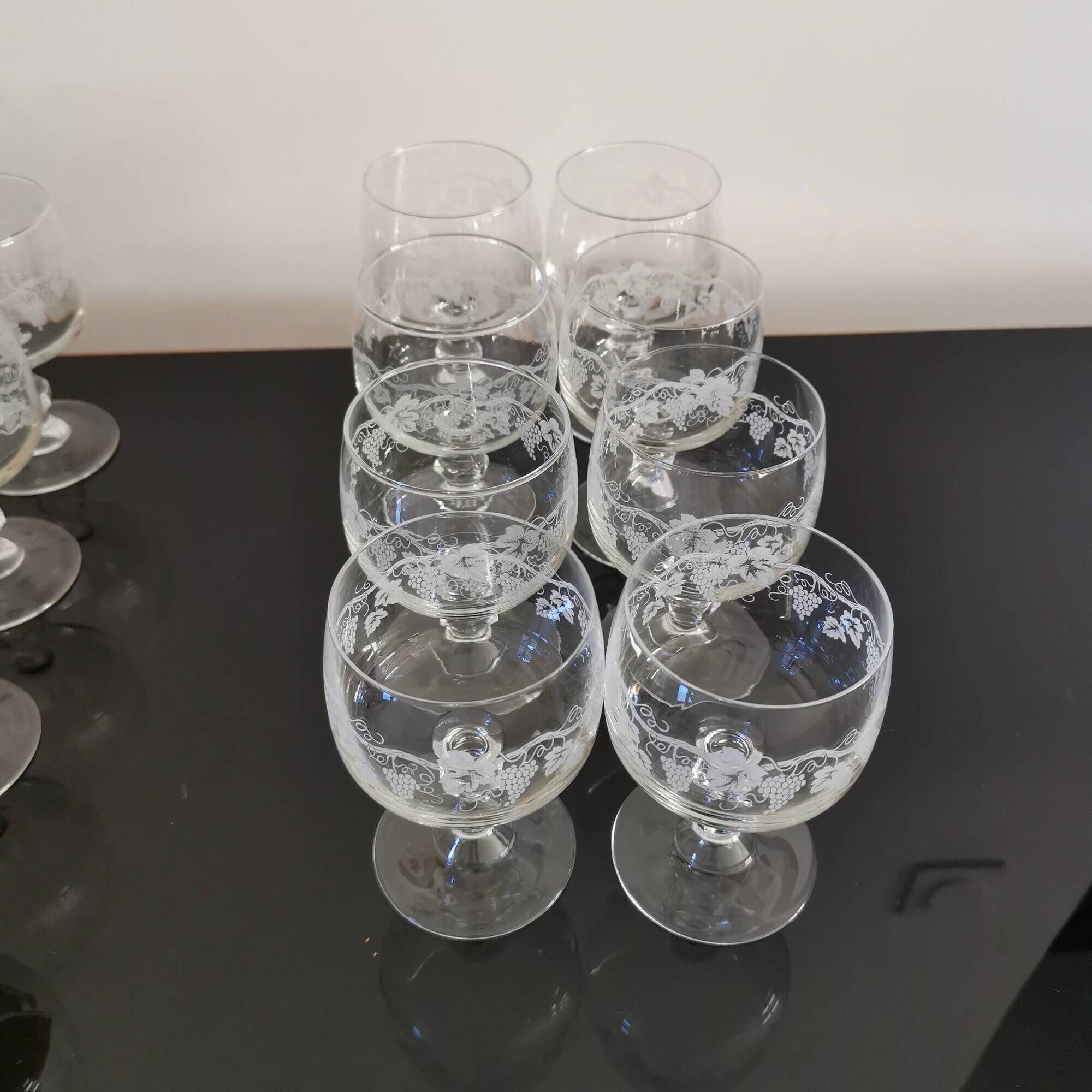 Set of 8 red wine glasses on crystal legs decorated with grapes and vine branches Luminarc