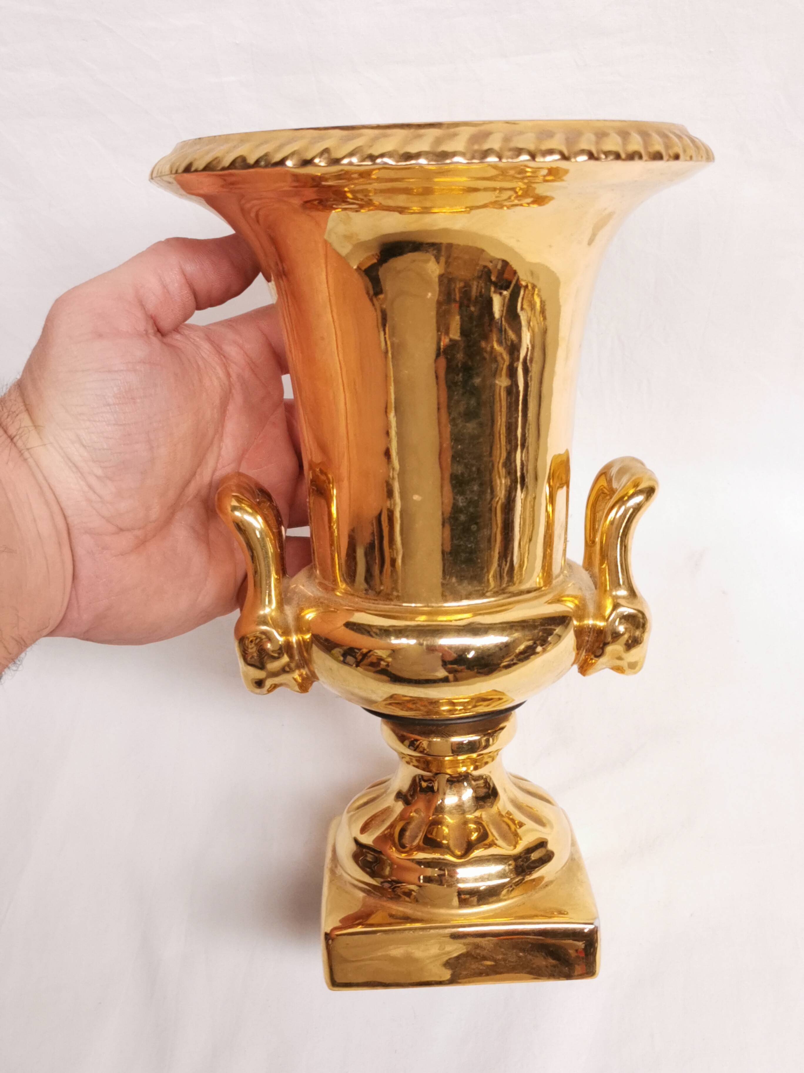 Medici-shaped vase in gilded Paris porcelain.